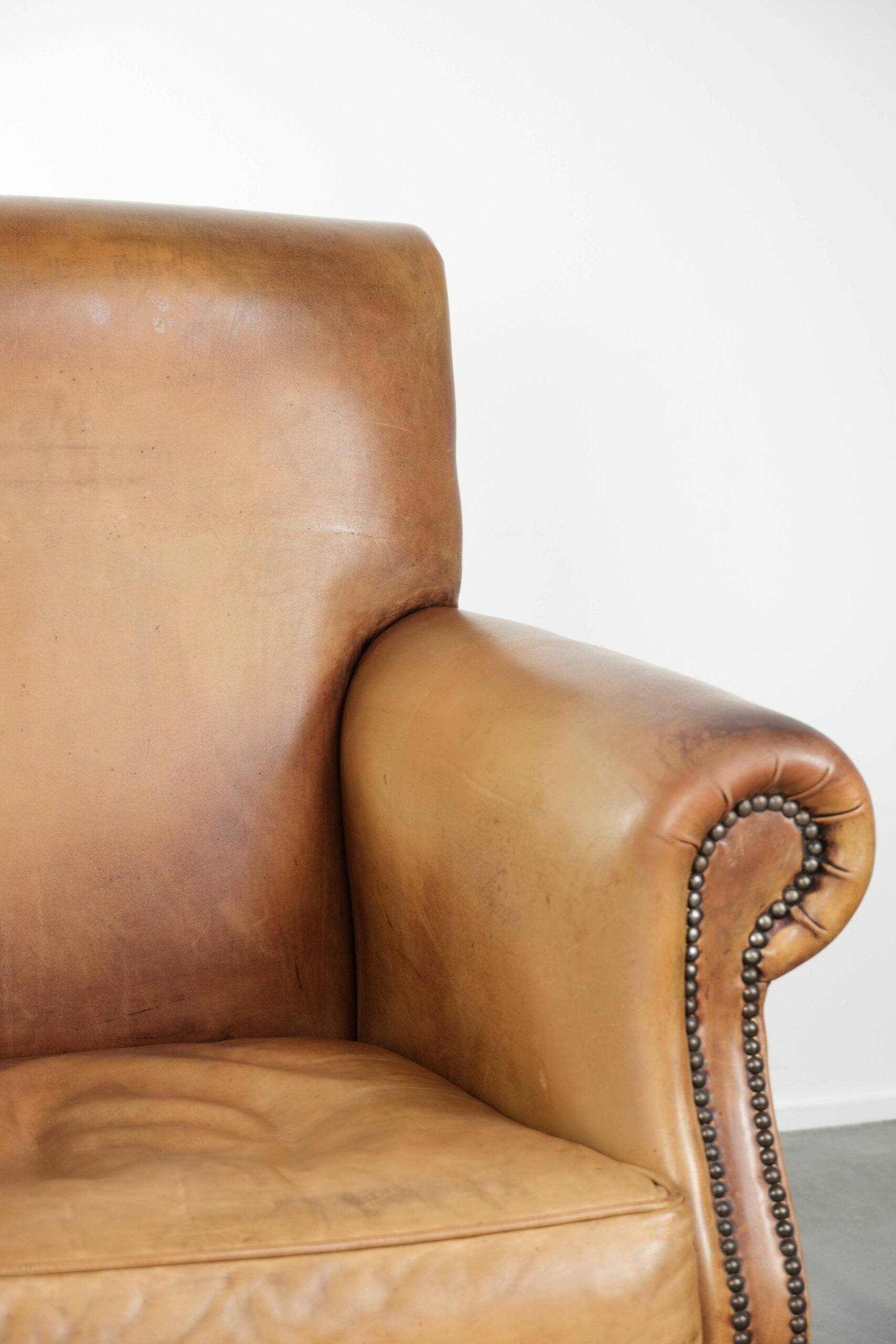 Fauteuil en cuir de vachette au look anglais caractéristique