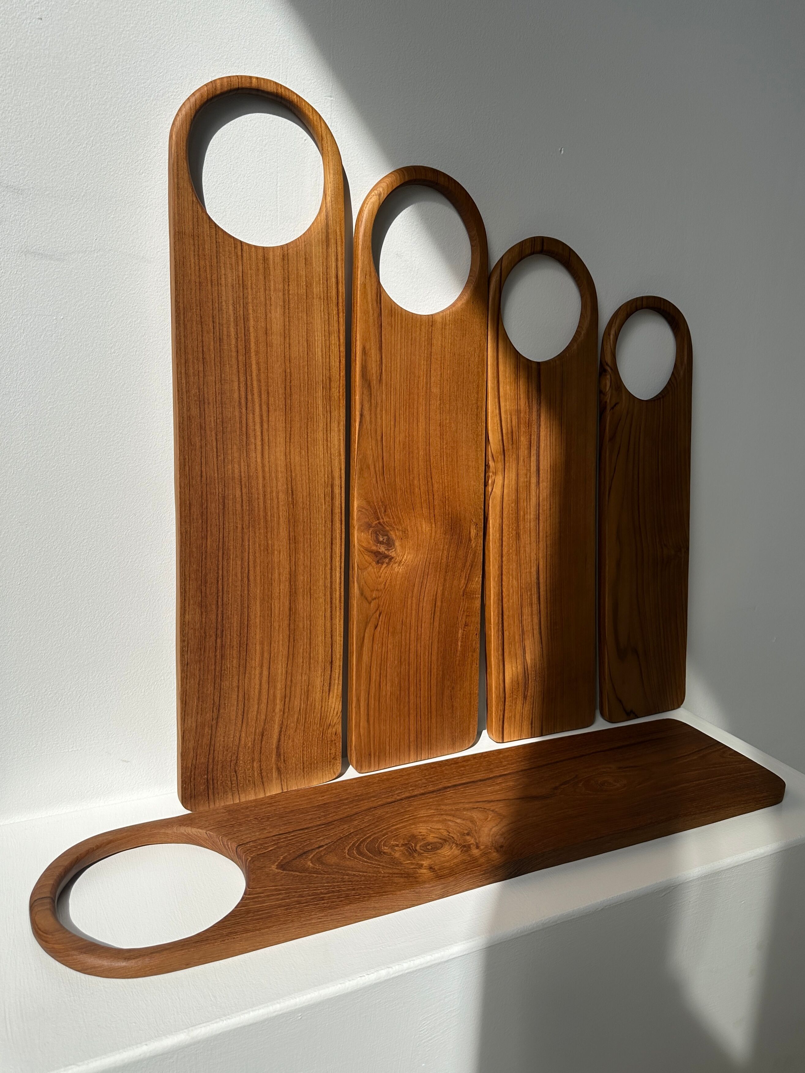 Cutting or presentation board of monoxyl teak with handle (T1)