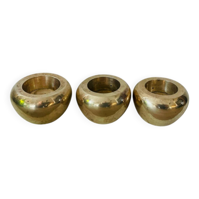 Trois bougeoirs en laiton