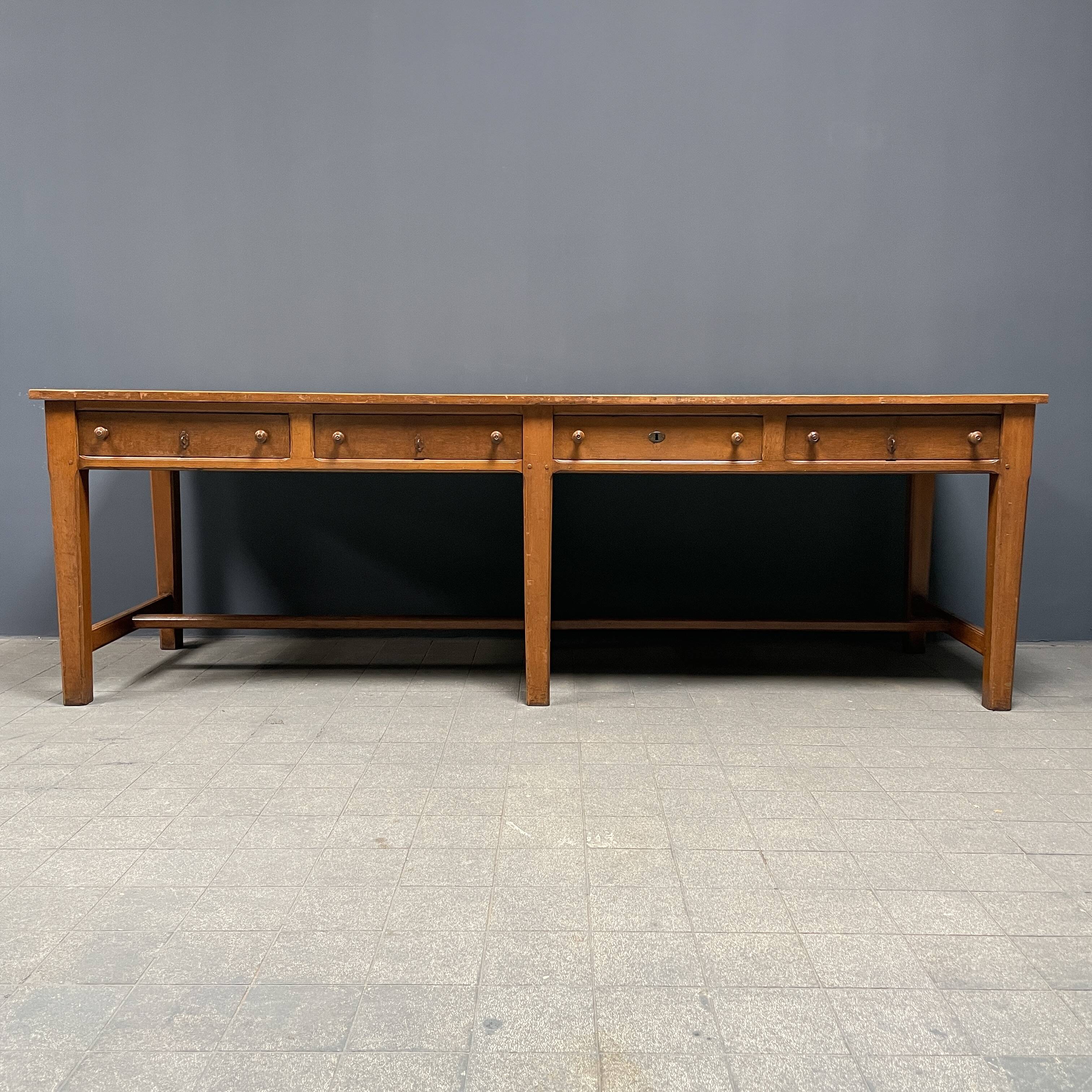 Grande table à draperie en bois antique