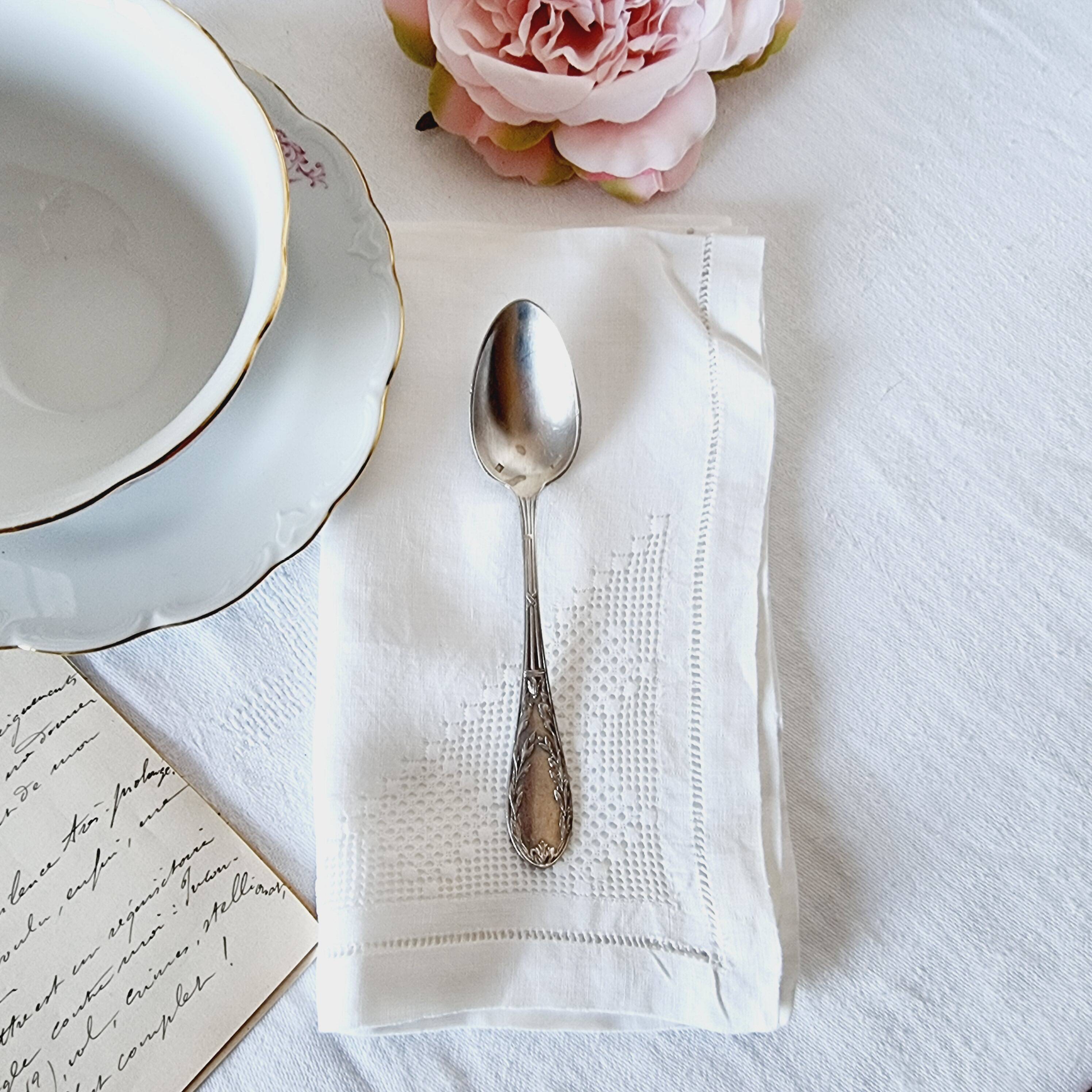 6 linen napkins with perforated lace for breakfast or lunch