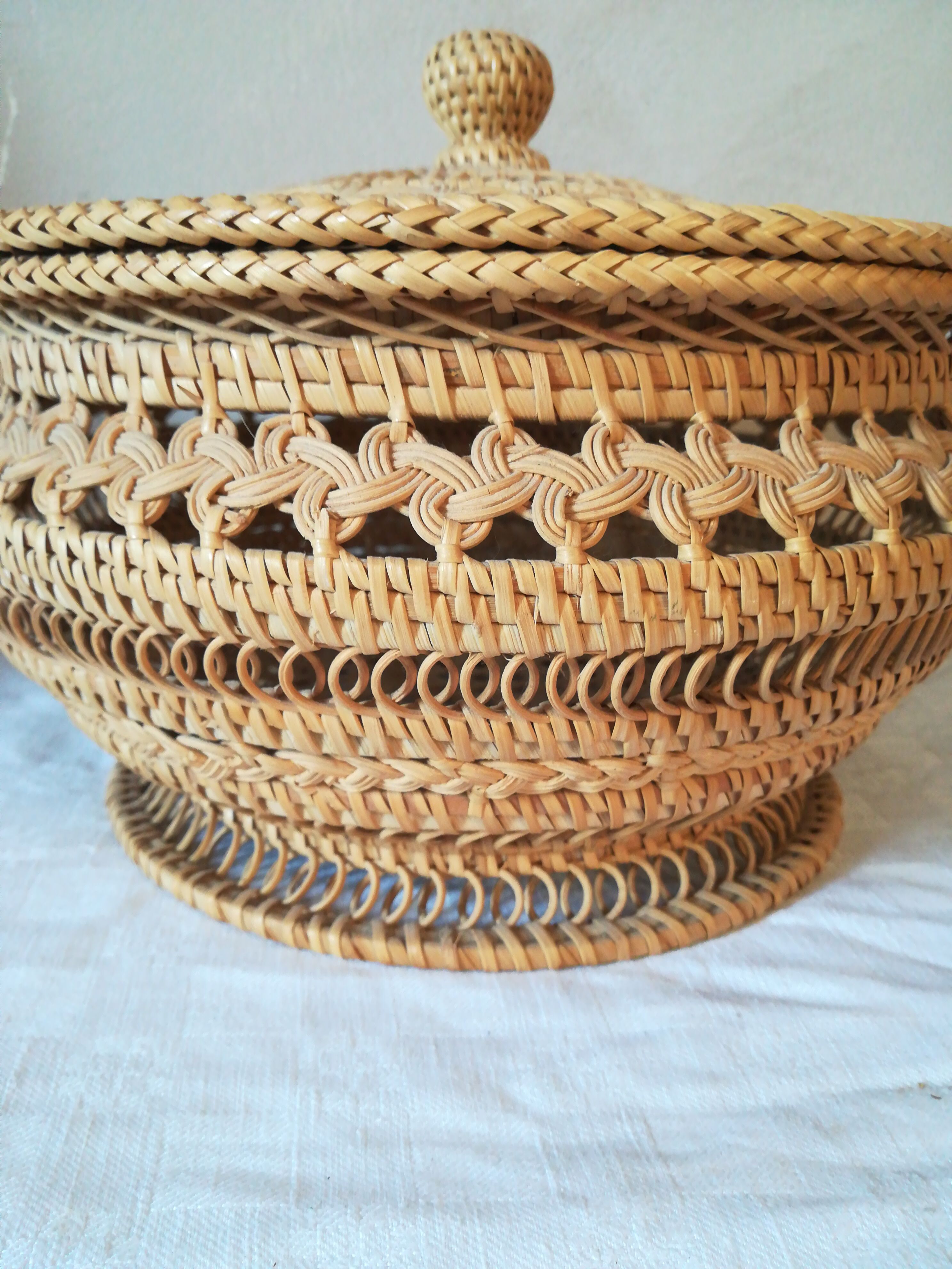 Wicker lace basket