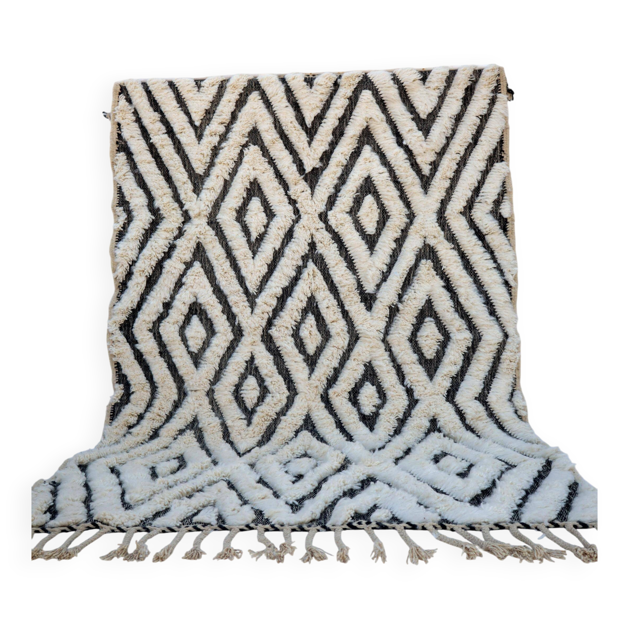 Tapis berbère en laine écrue à motifs noirs