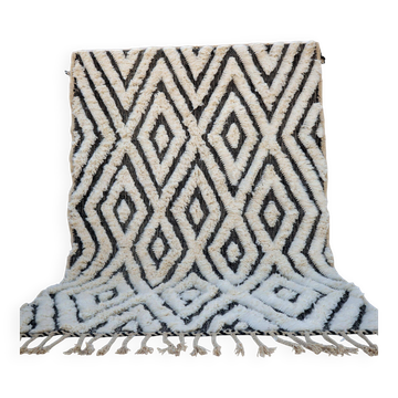 Tapis berbère en laine écrue à motifs noirs