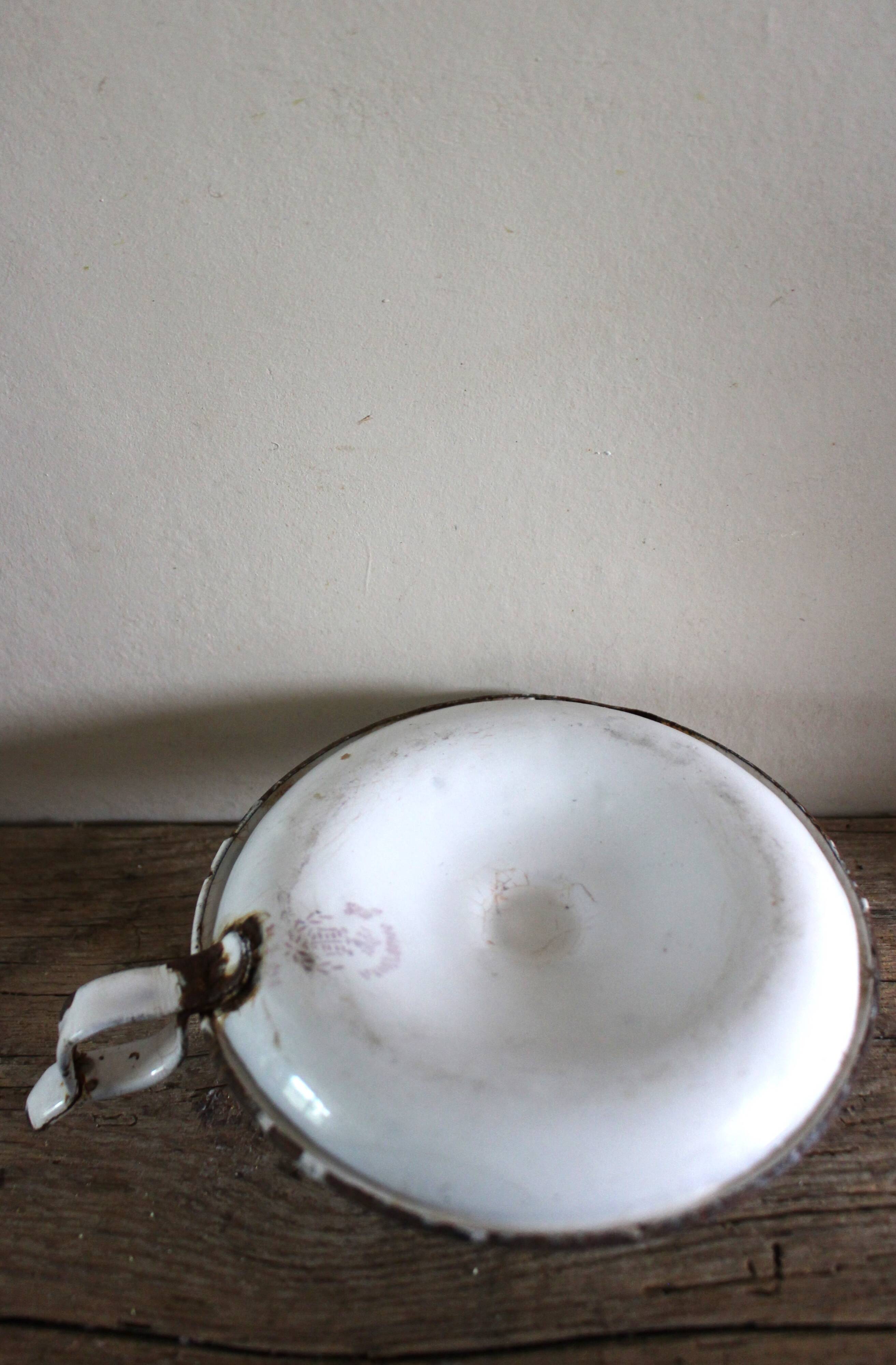 Bougeoir rat de cave vintage en tôle émaillée blanche décorée de fleurs roses