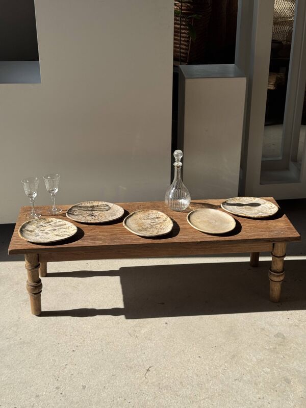 Petit vide poche ou plat en bois pétrifié beige cernes petit cœur noir