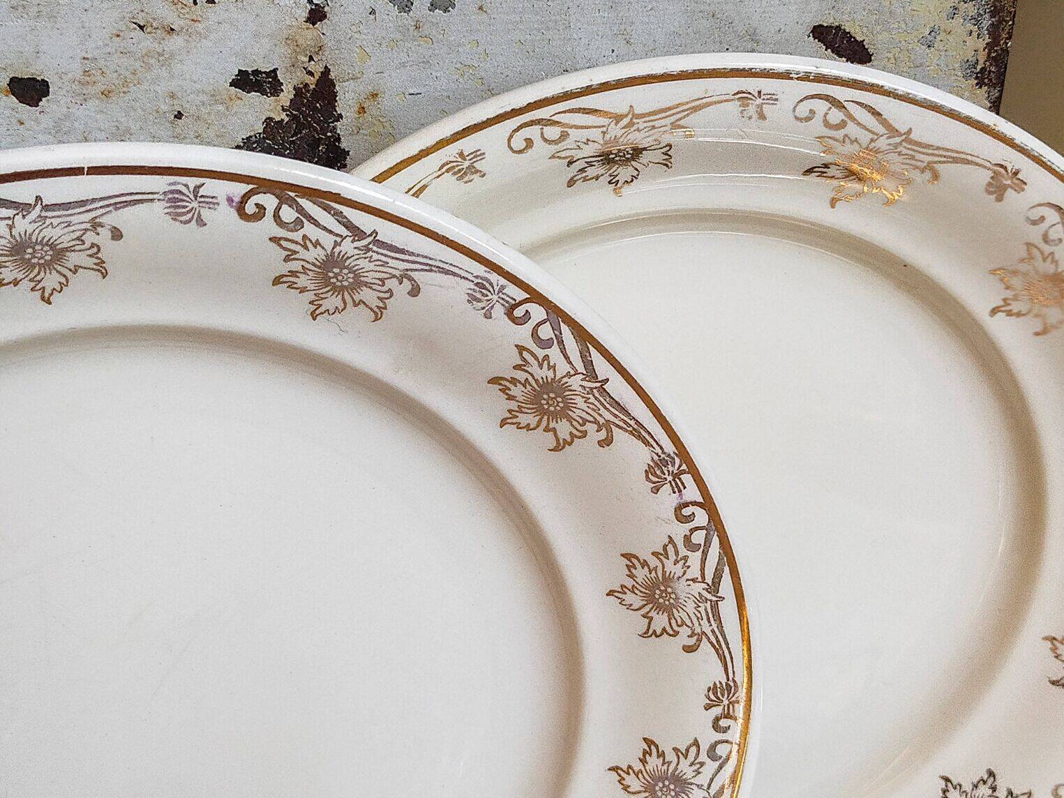 Eight Villeroy & Boch dessert plates with gold decor