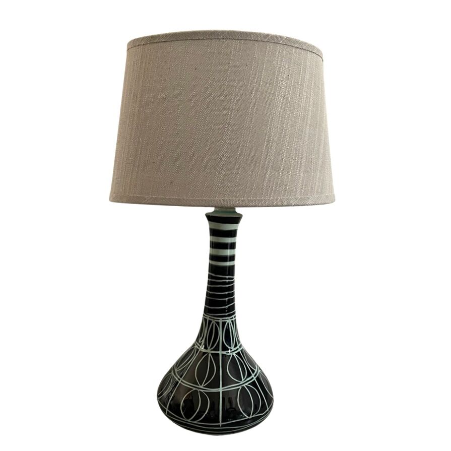 Vintage ceramic table lamp with electrified patterns to nine