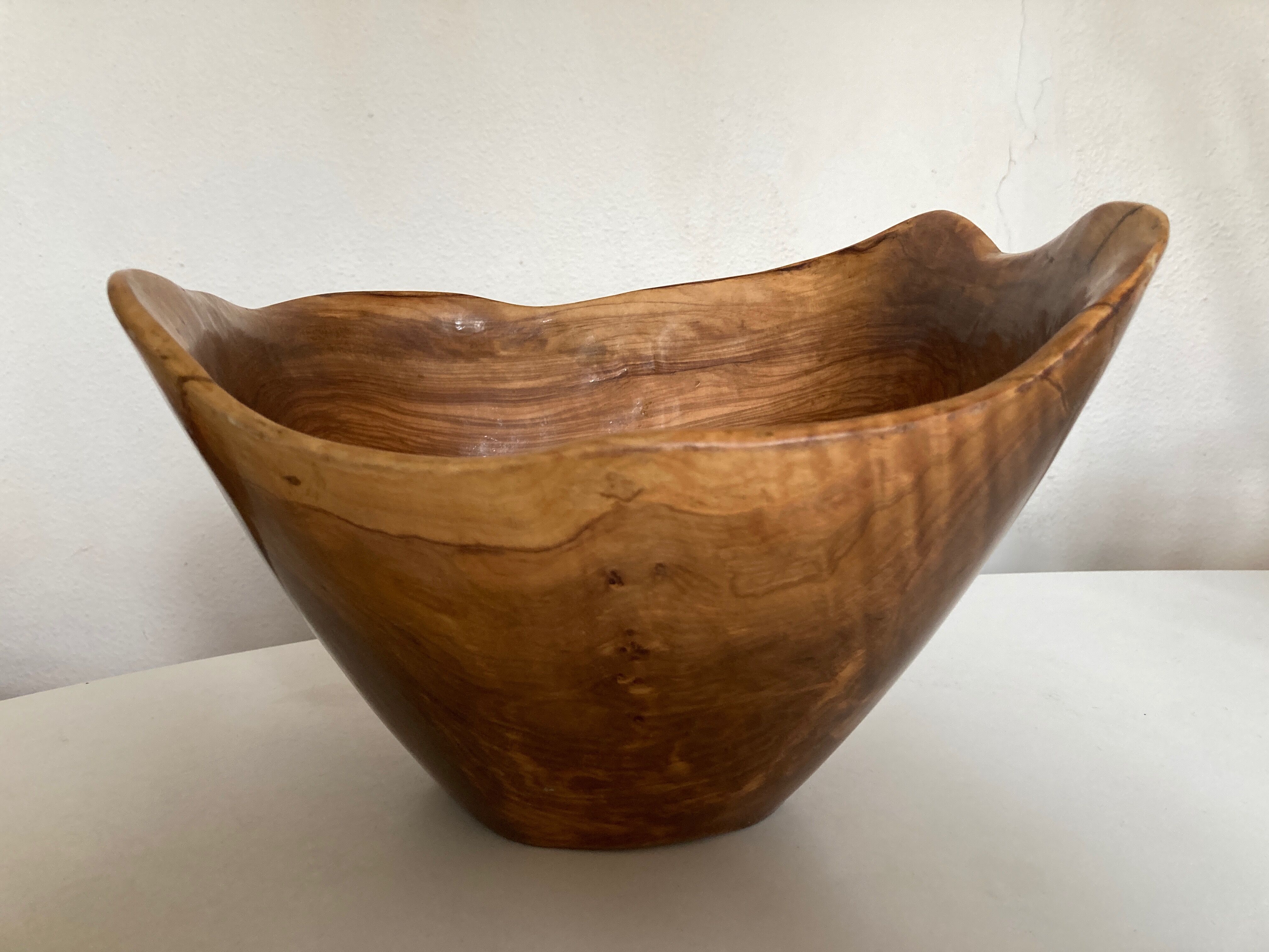 Saladier centre de table en bois d'olivier 1960 forme libre