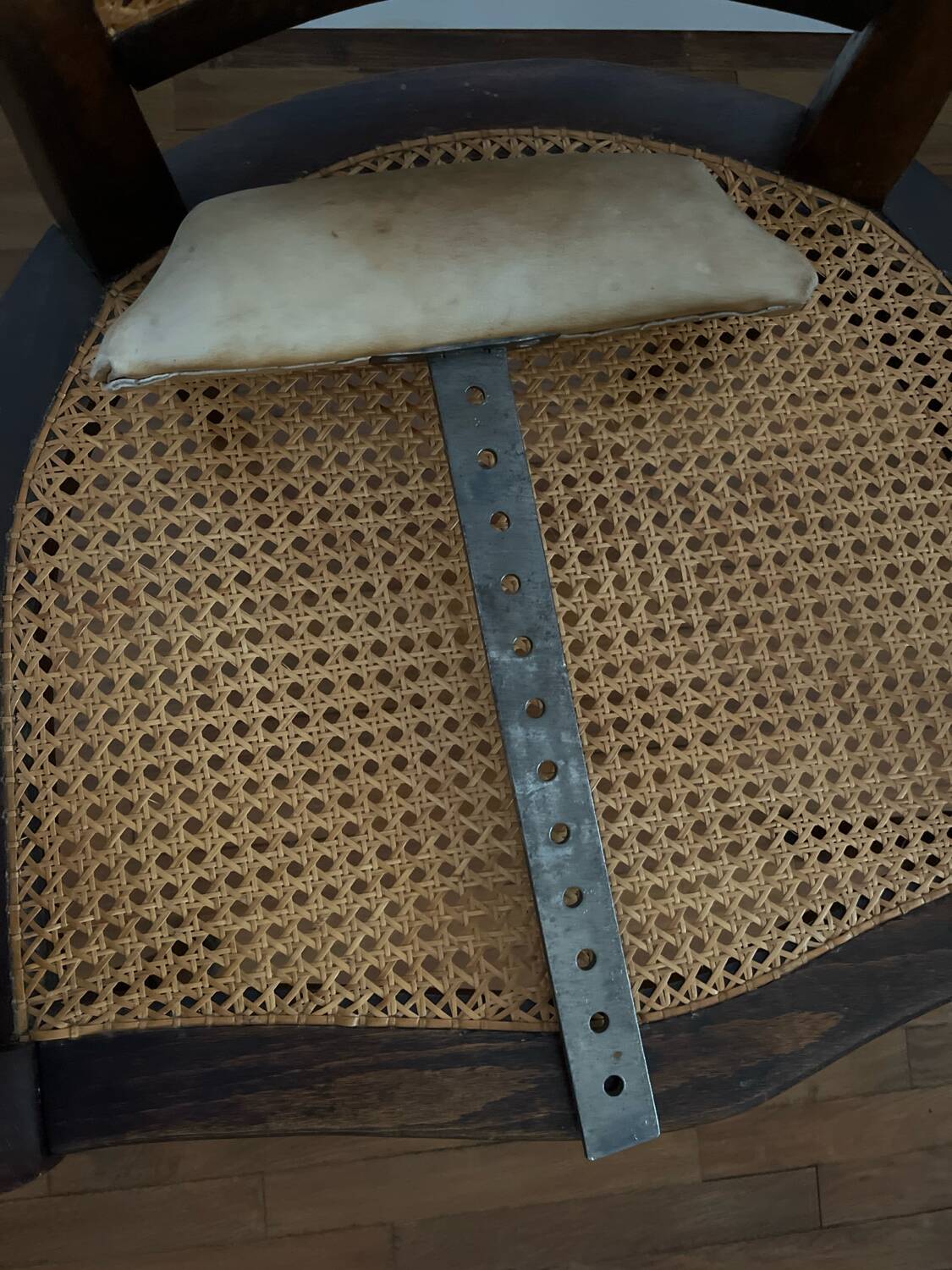 Ancien fauteuil de barbier / coiffeur en cannage