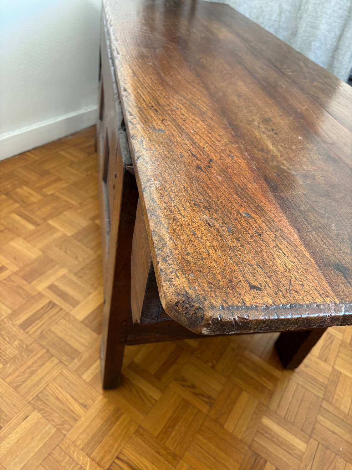 Grand coffre ancien en chêne massif – XIXe – belle patine d’origine