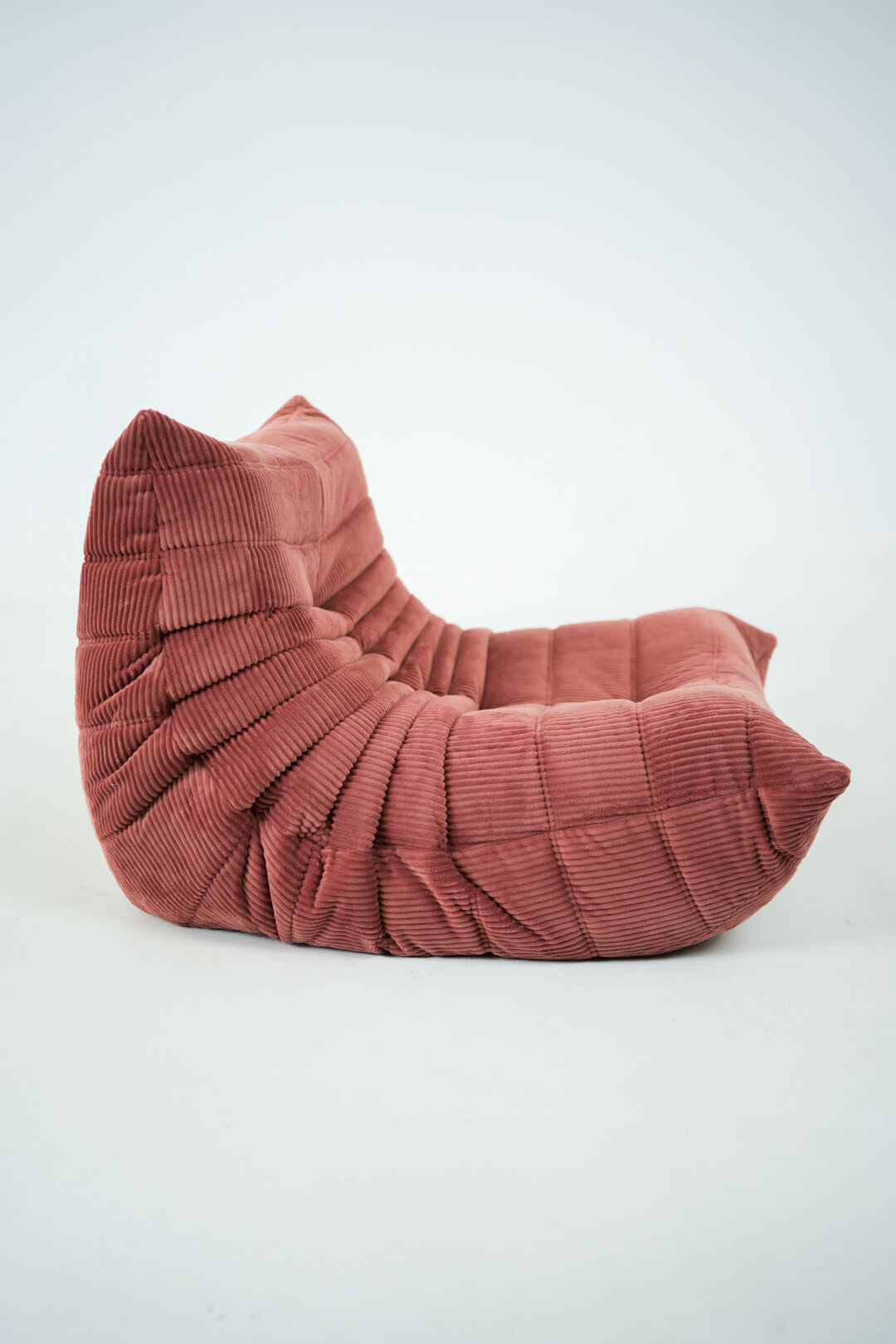Ensemble de chaise et pouf Togo en velours côtelé framboise