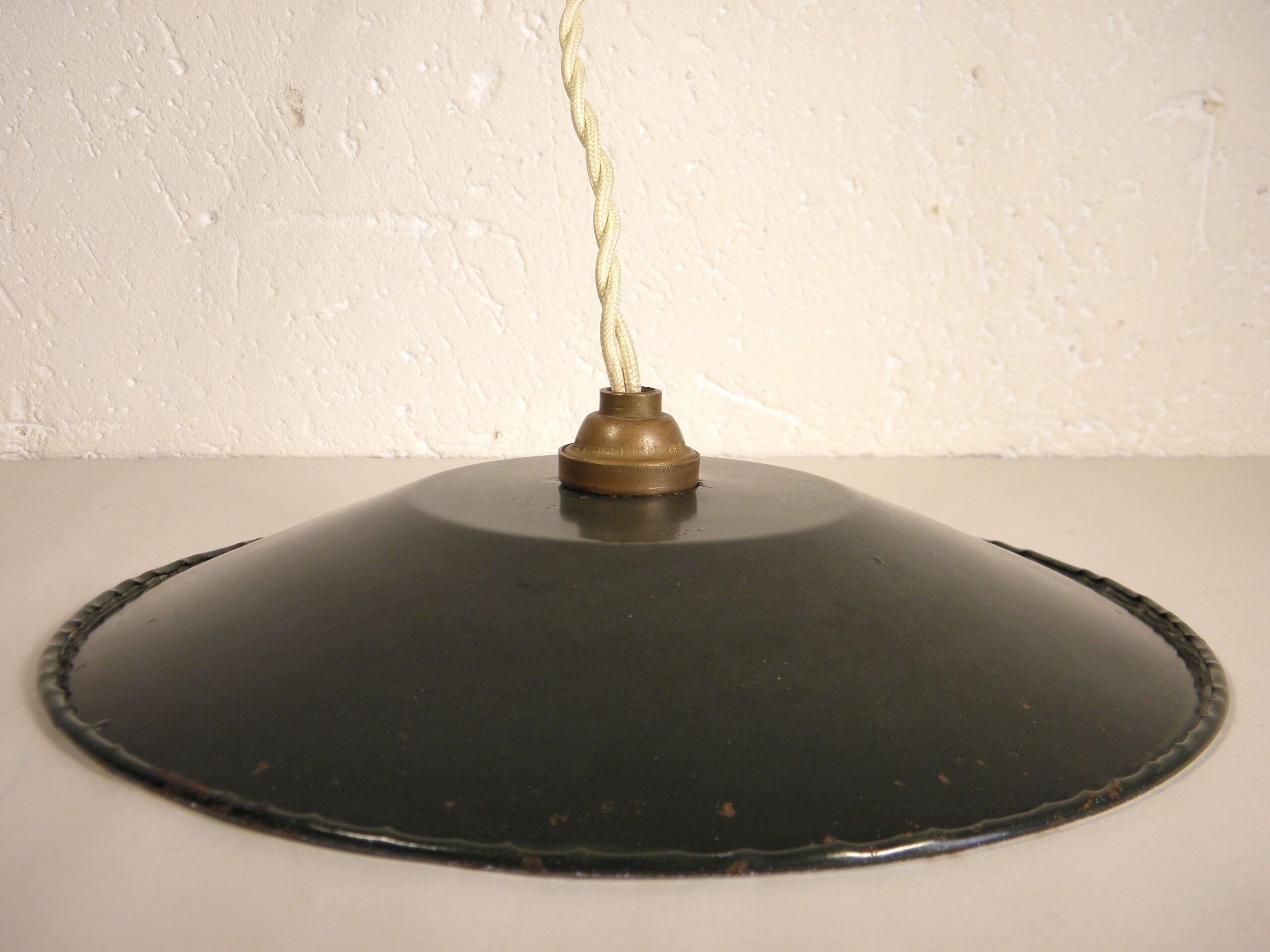 Enamelled sheet metal suspension
