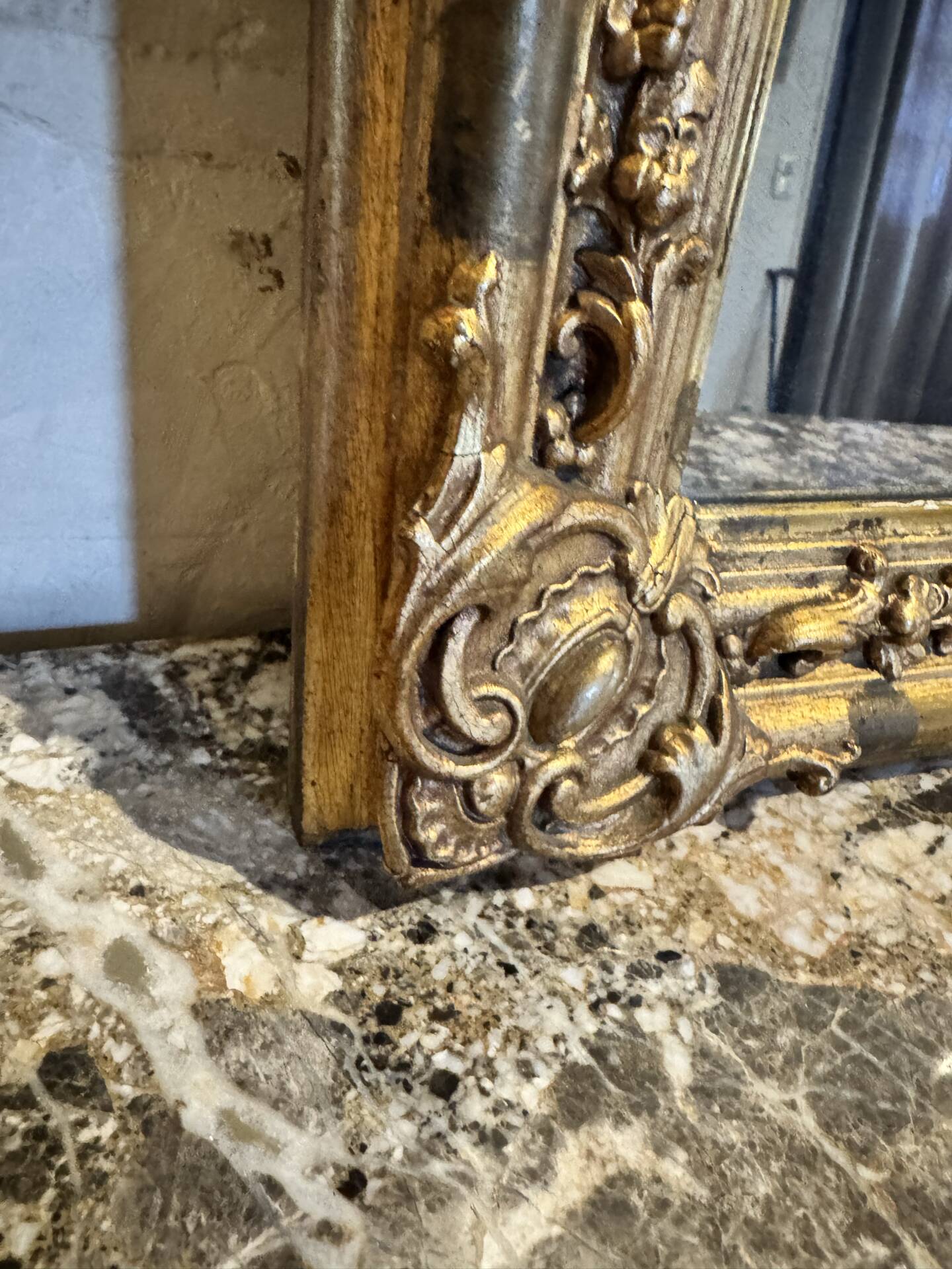 Miroir Louis XV, glace au mercure et bois doré, XIXe