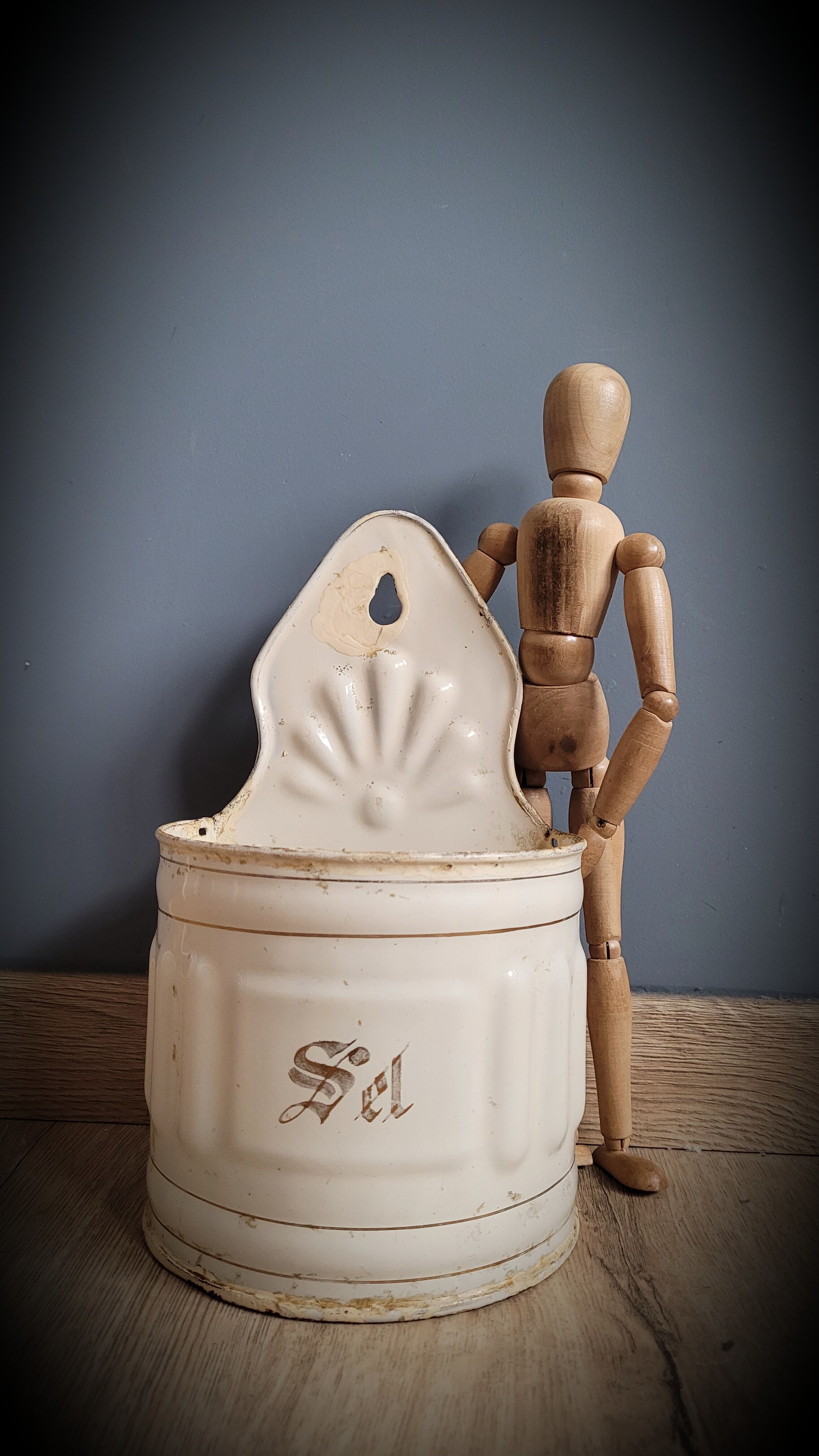 Salt enamelled pot