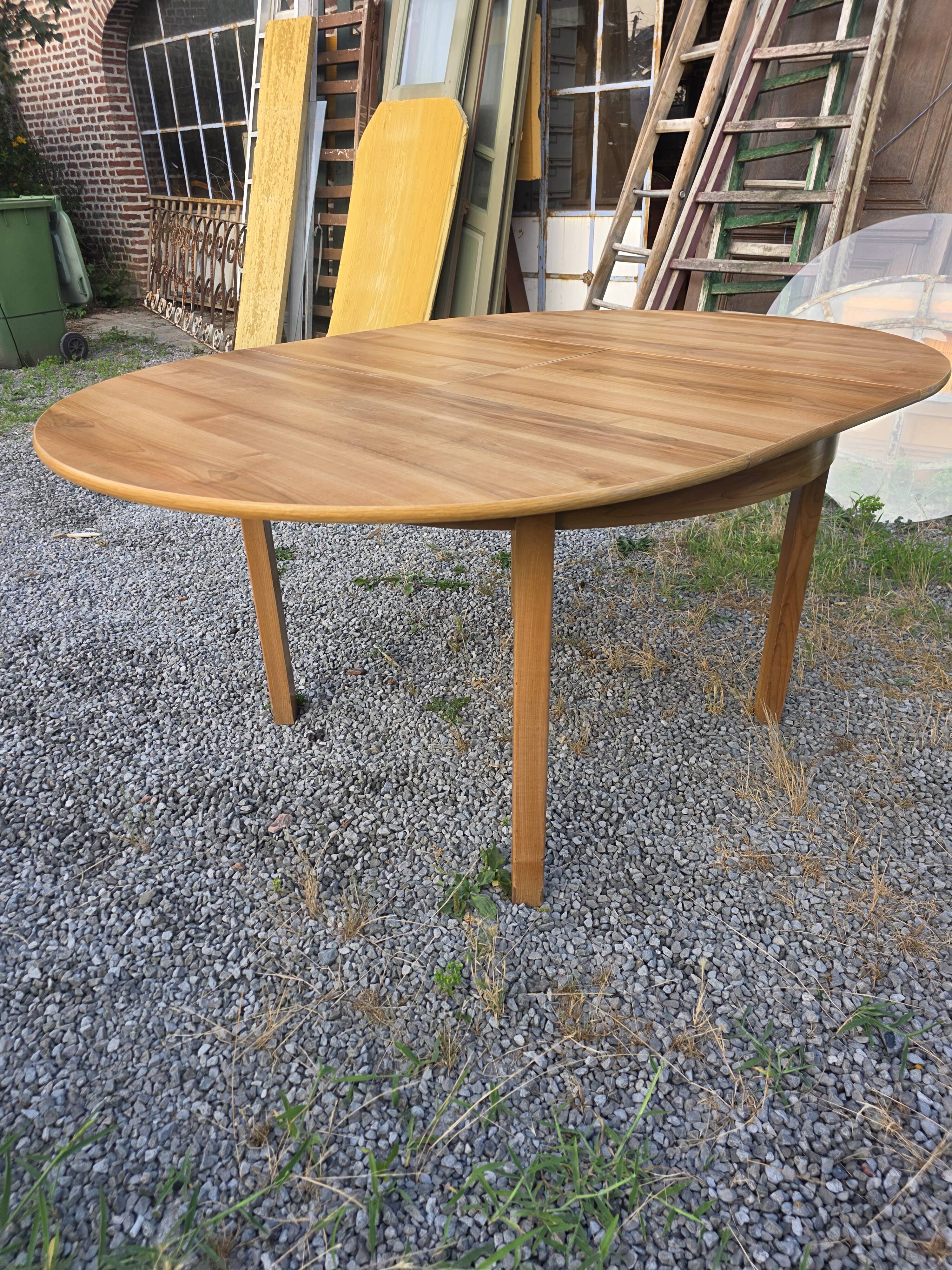 Scandinavian extendable oak table from the 1960s (butterfly extension)