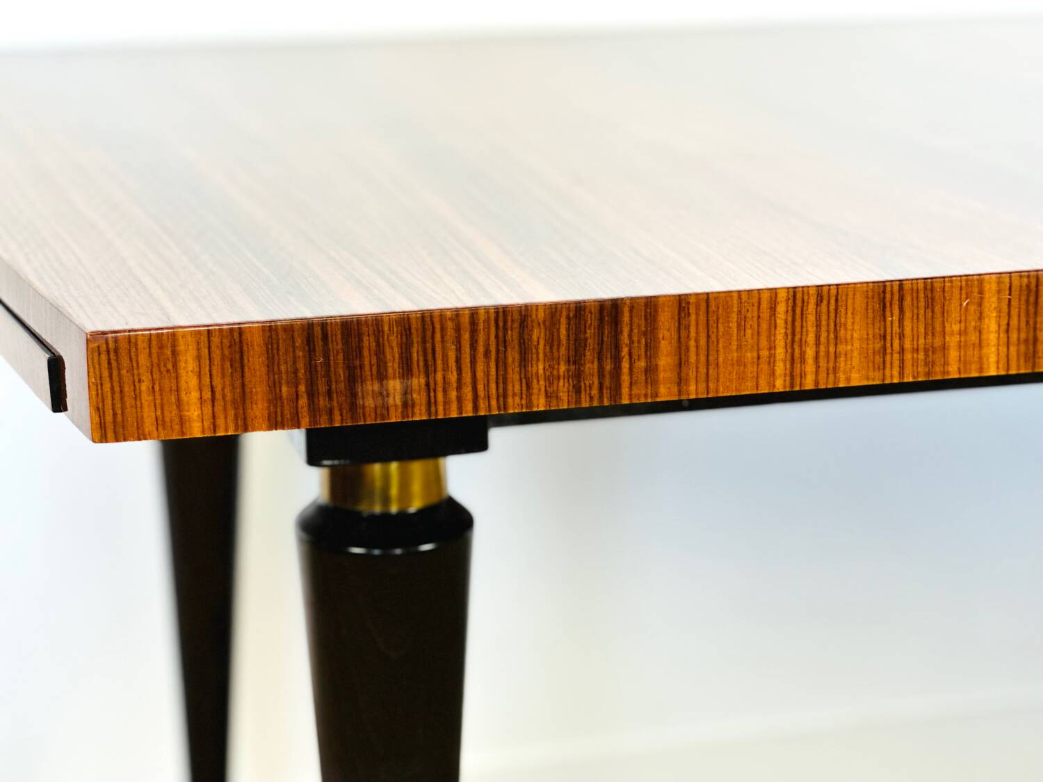 1960s Art Deco dining table varnished in rosewood.