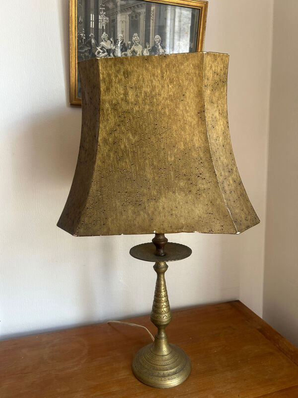 Lampe de table orientale – Laiton gravé & abat-jour parchemin
