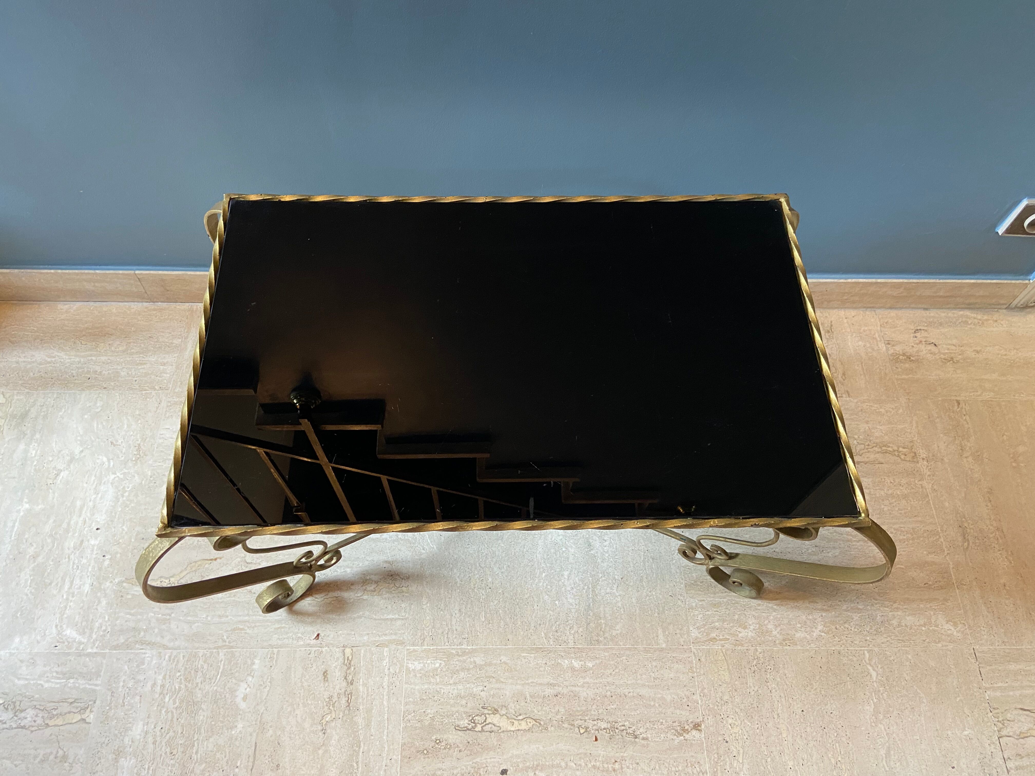 Table basse en métal doré et verre noir 1960