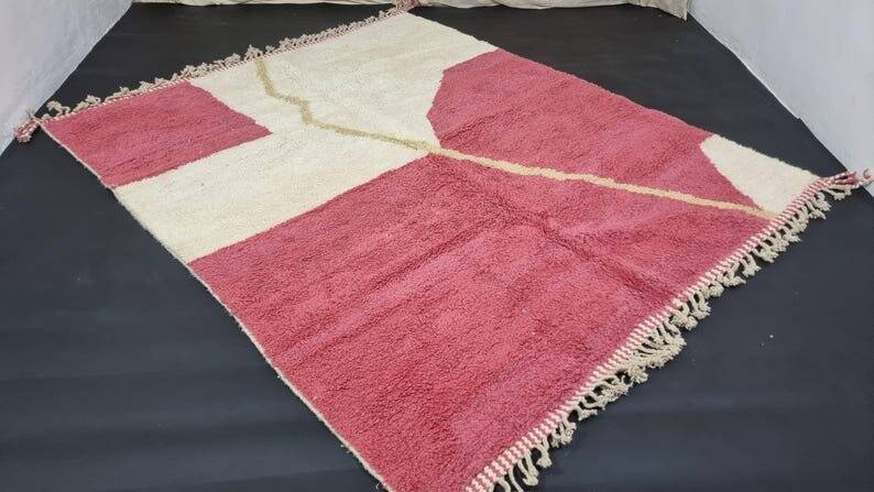 Handmade traditional carpet size 150/250 cm.