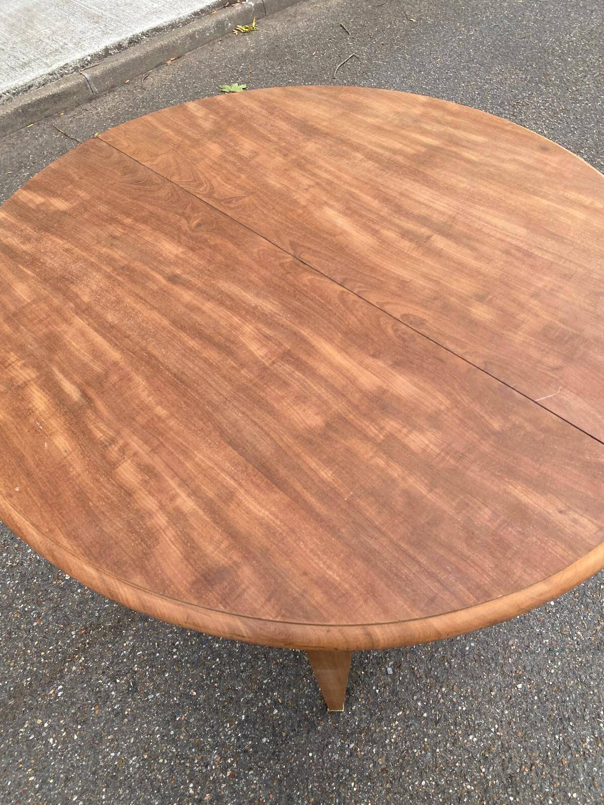 Renovated round extendable dining table made of solid mahogany from the 19th century.