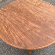 Renovated round extendable dining table made of solid mahogany from the 19th century.