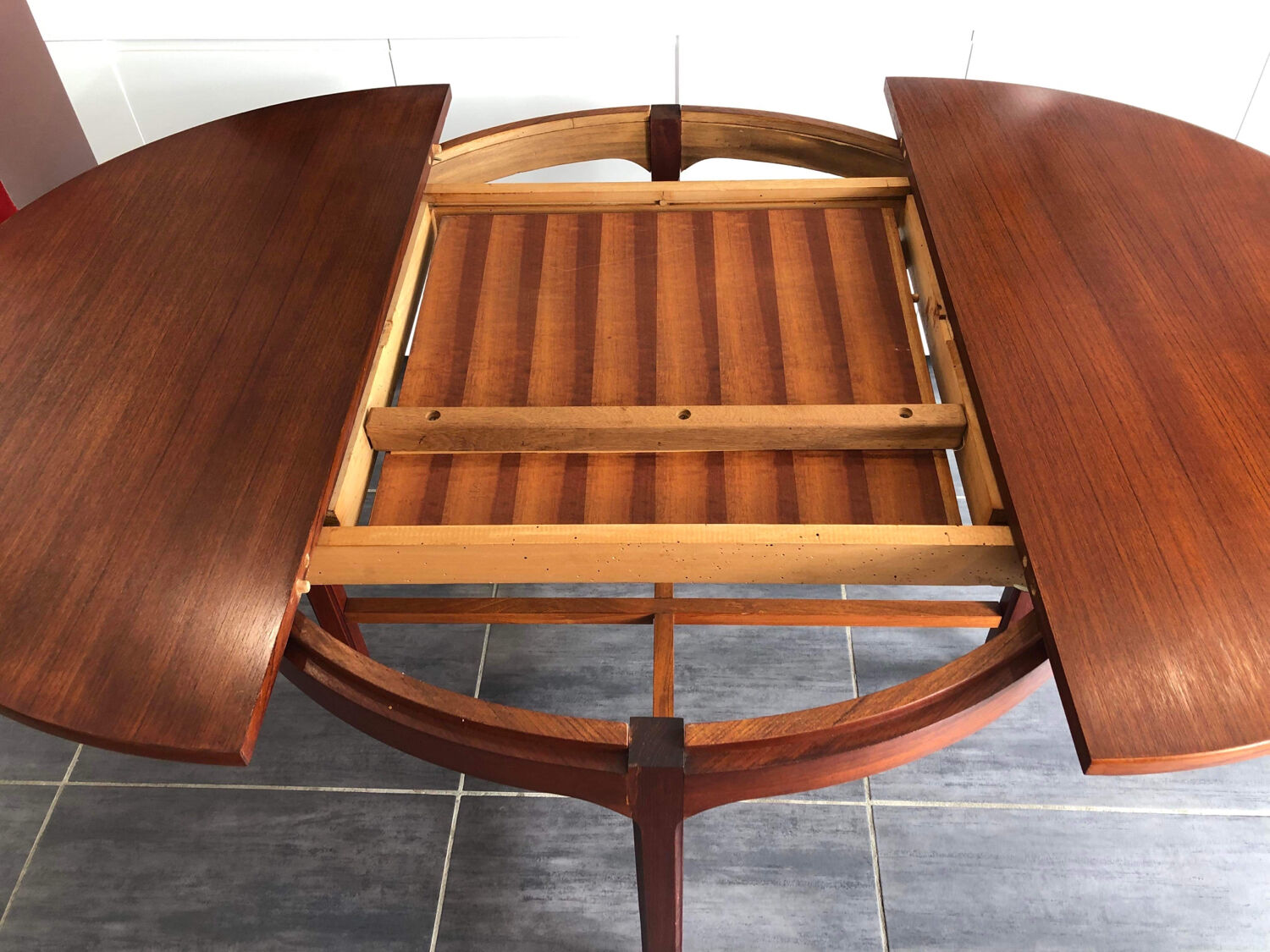 Scandinavian extendable round table 1970s