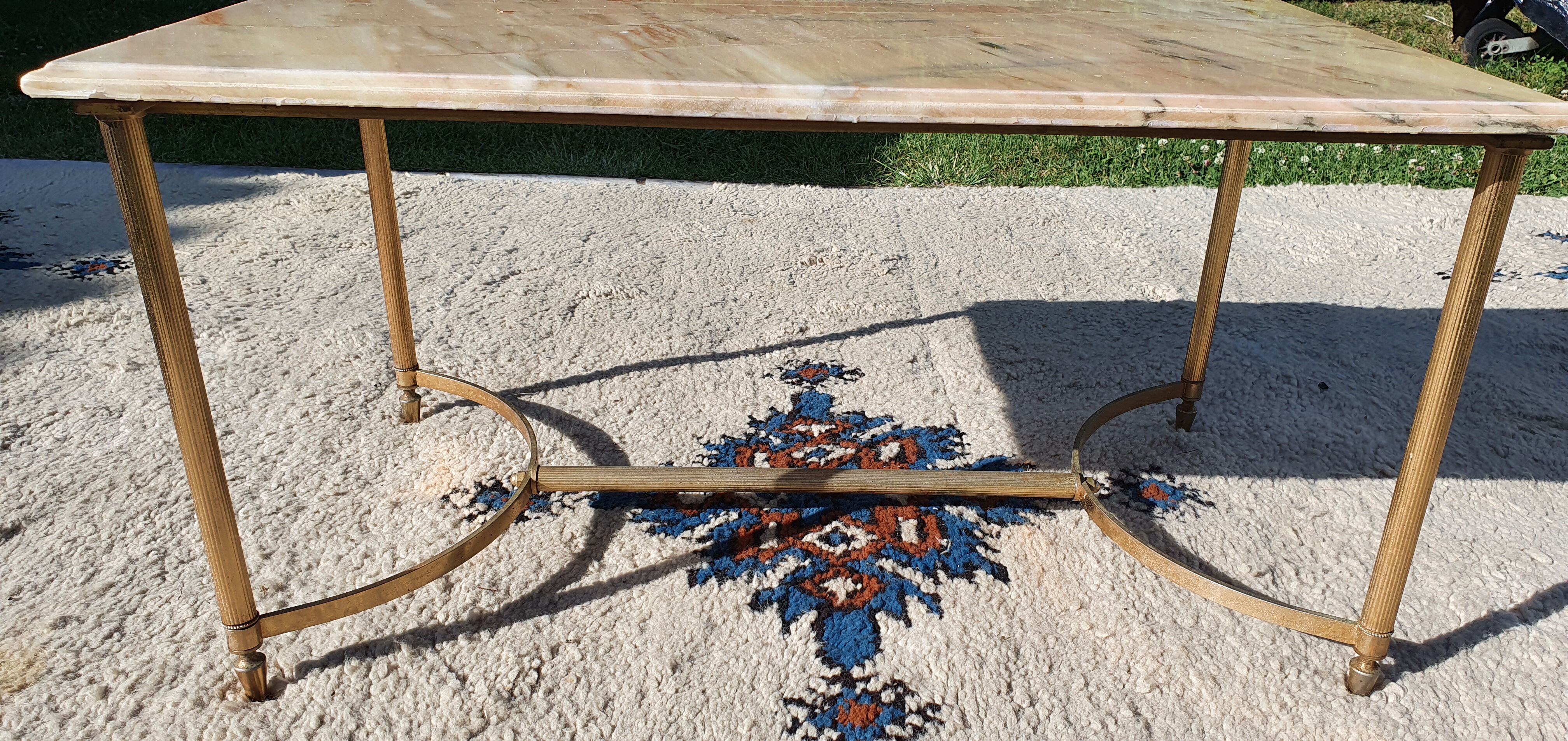 Living room table in gilded metal and marble.