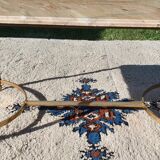 Living room table in gilded metal and marble.