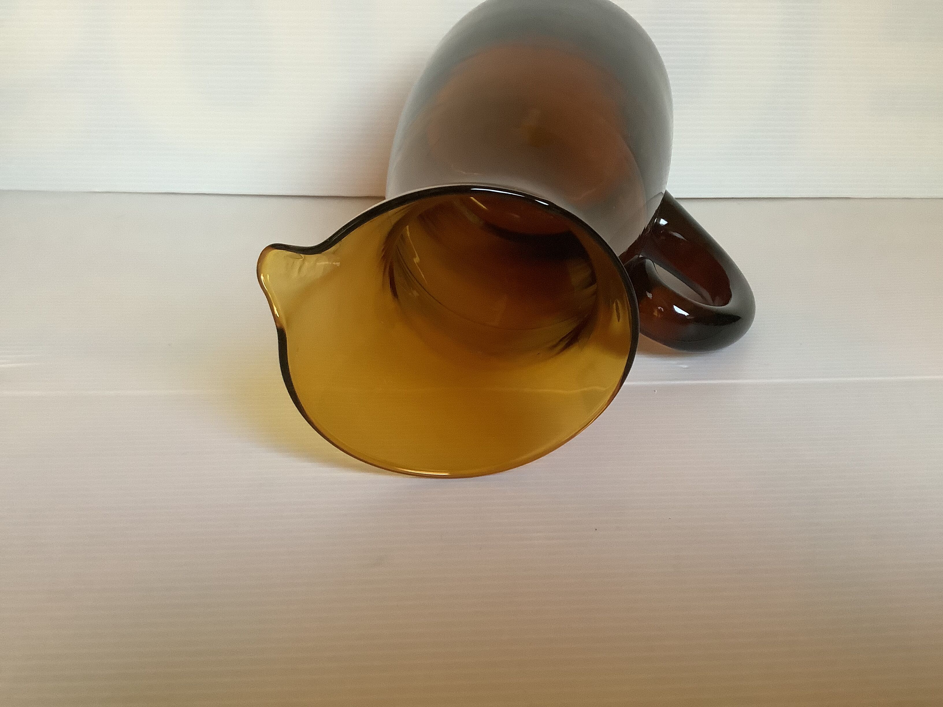 Pichet en verre jaune fumé