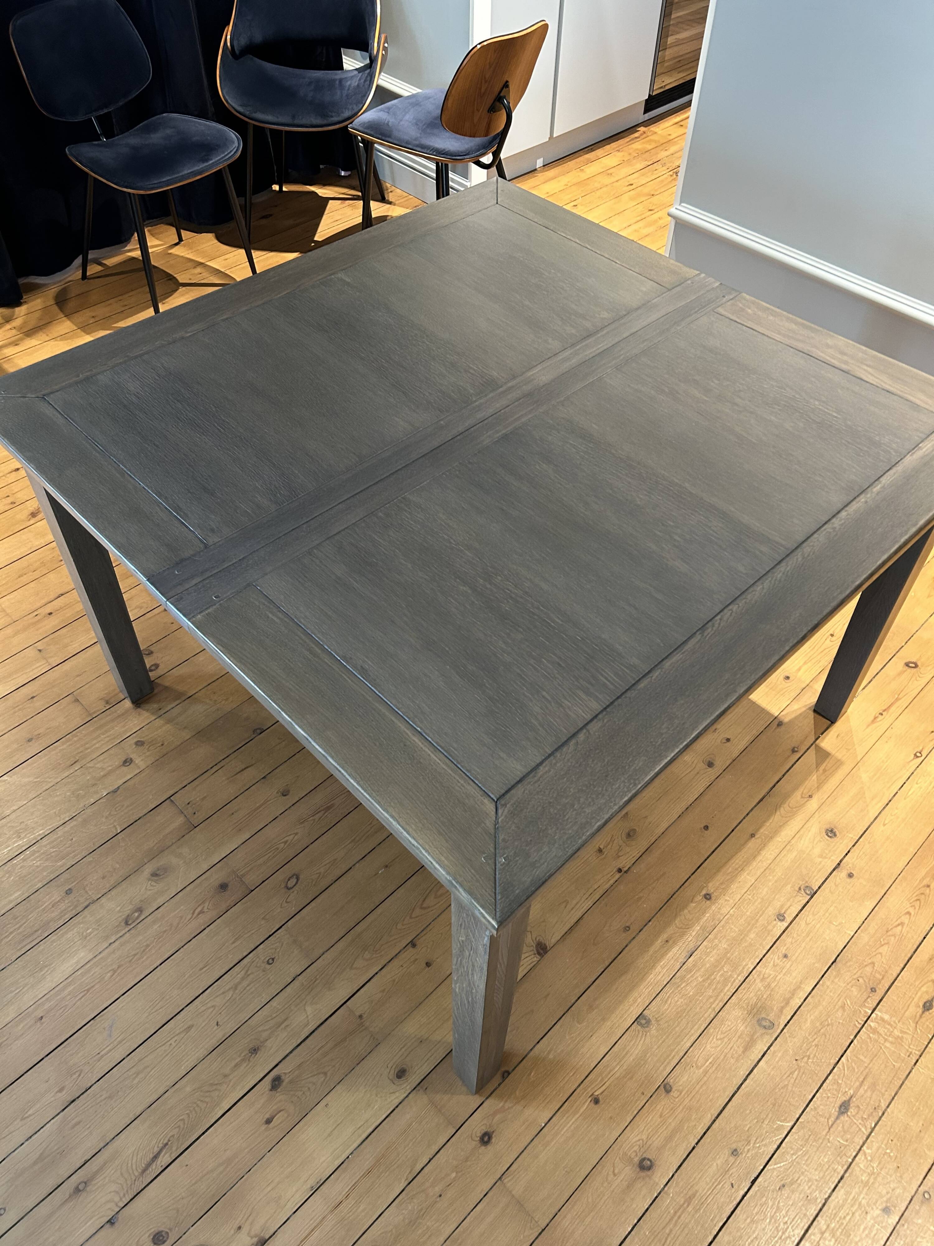 Extendable dining table