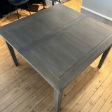 Extendable dining table