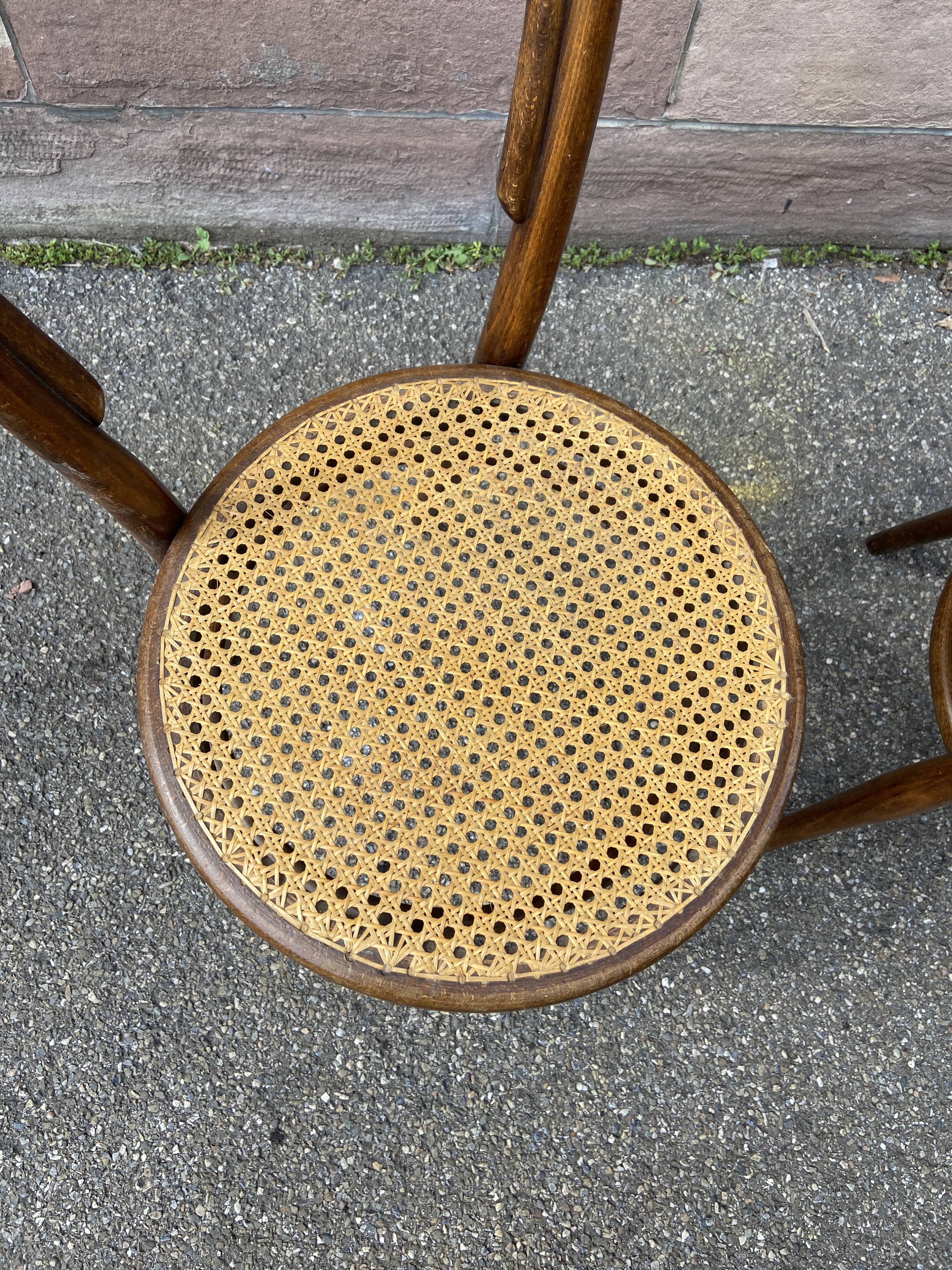 2 curved wood bistro chairs Fischel Thonet Nr 14