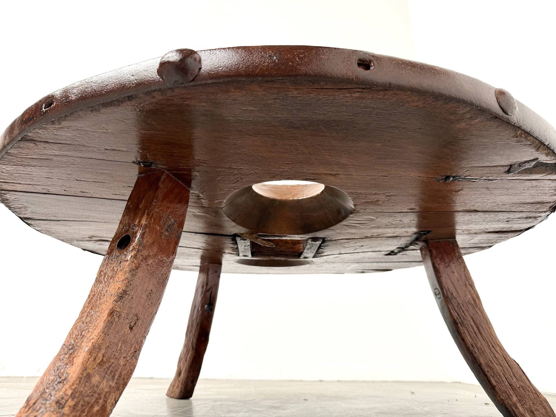 Brutalist Circular Coffee Table in Solid Wood – Brazilian Folk Art