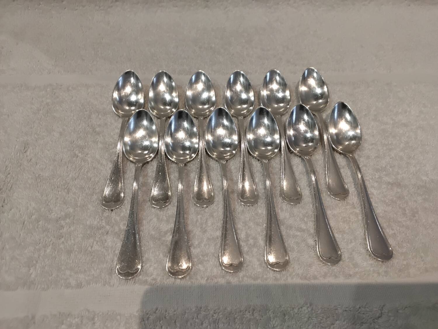 12 silver-plated metal teaspoons by Apollo silversmiths, decorated with fillets, 14.2cm