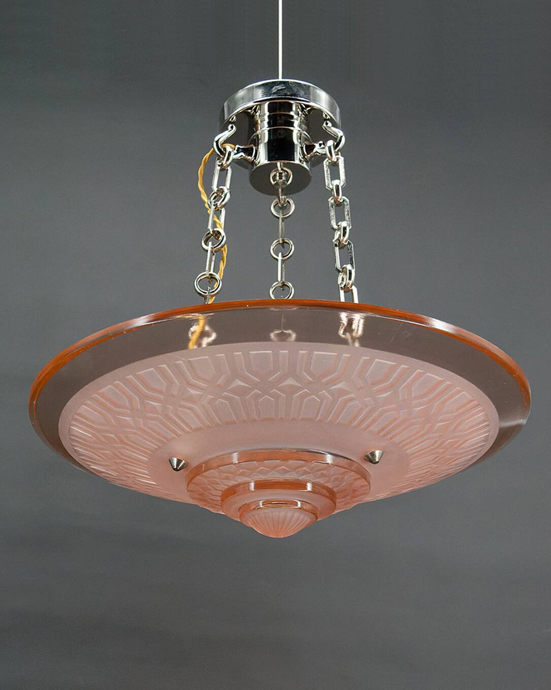 Suspension Art Déco moderniste en verre rose et bronze chromé, par Henry Petitot, 1935
