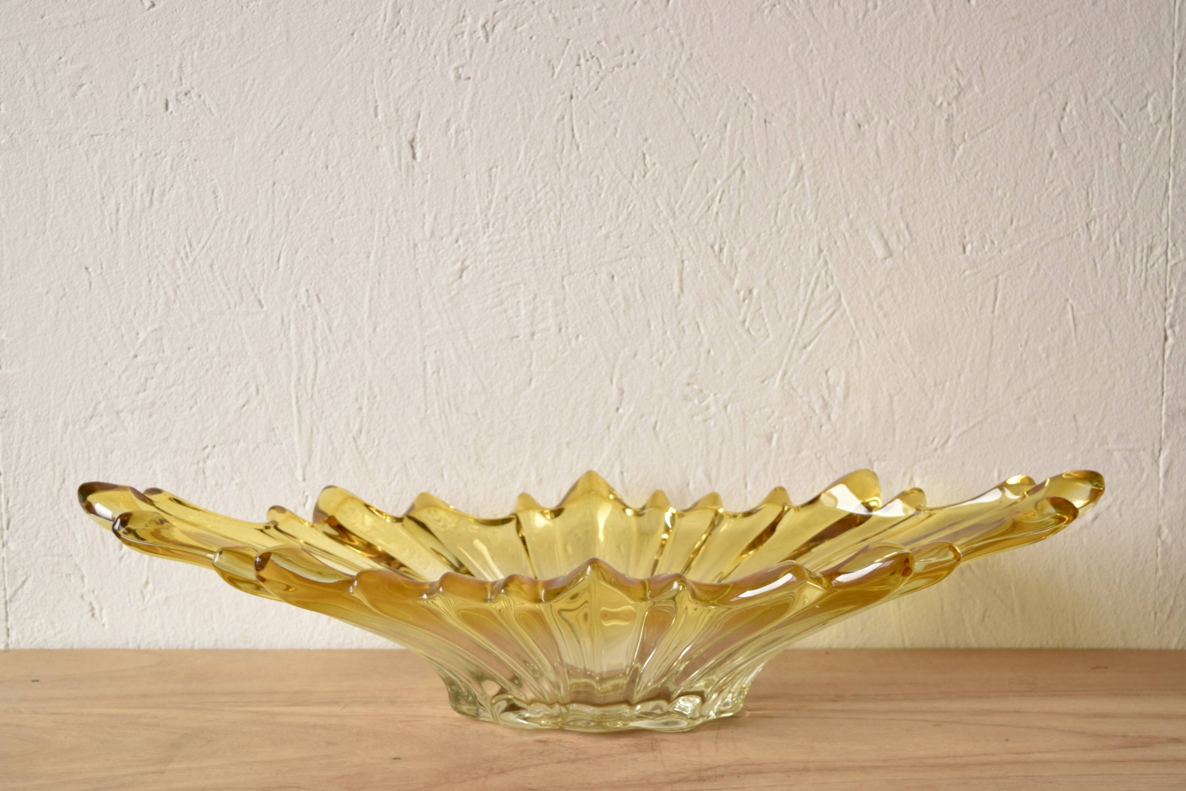 Corbeille vintage en verre moulé et teint en jaune