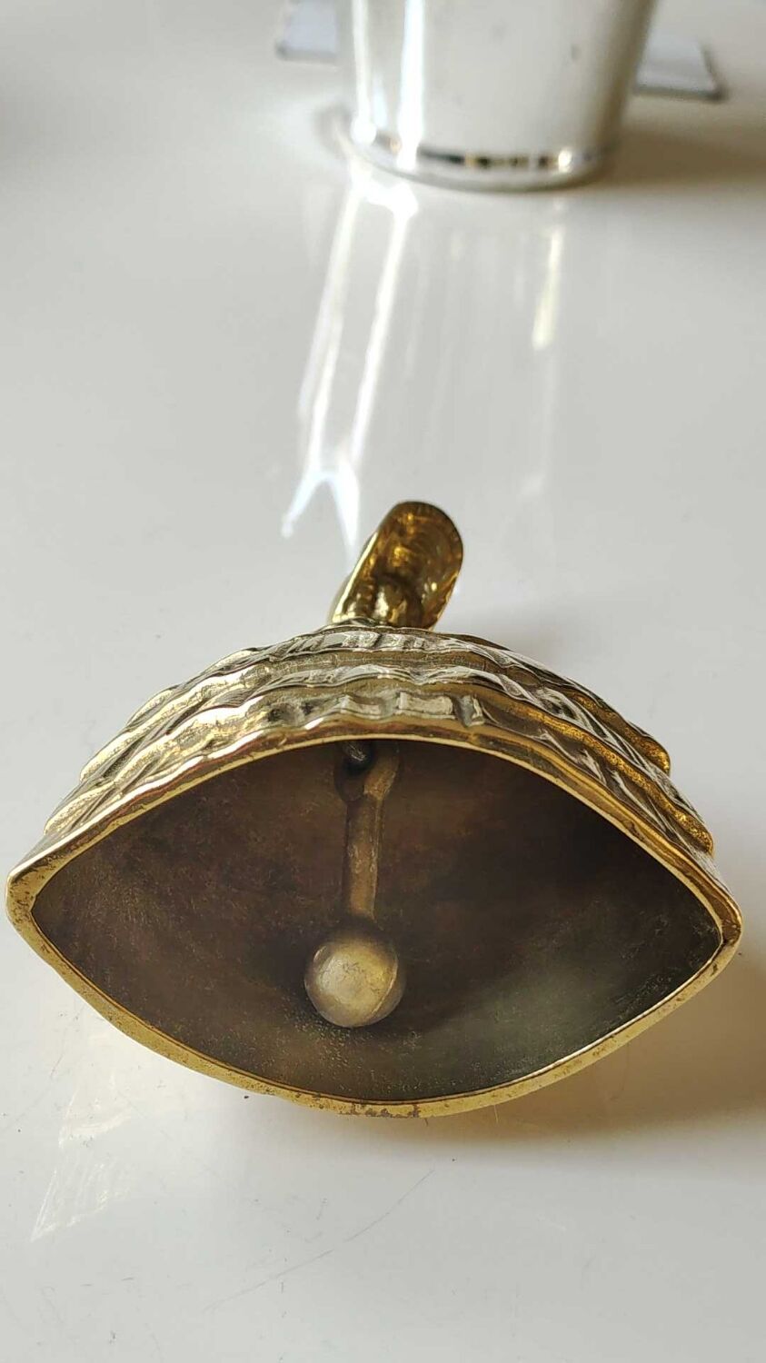 Ancienne cloche de table/ou Décoration en bronze à patine Dorée. Femme victorienne en robe crinoline