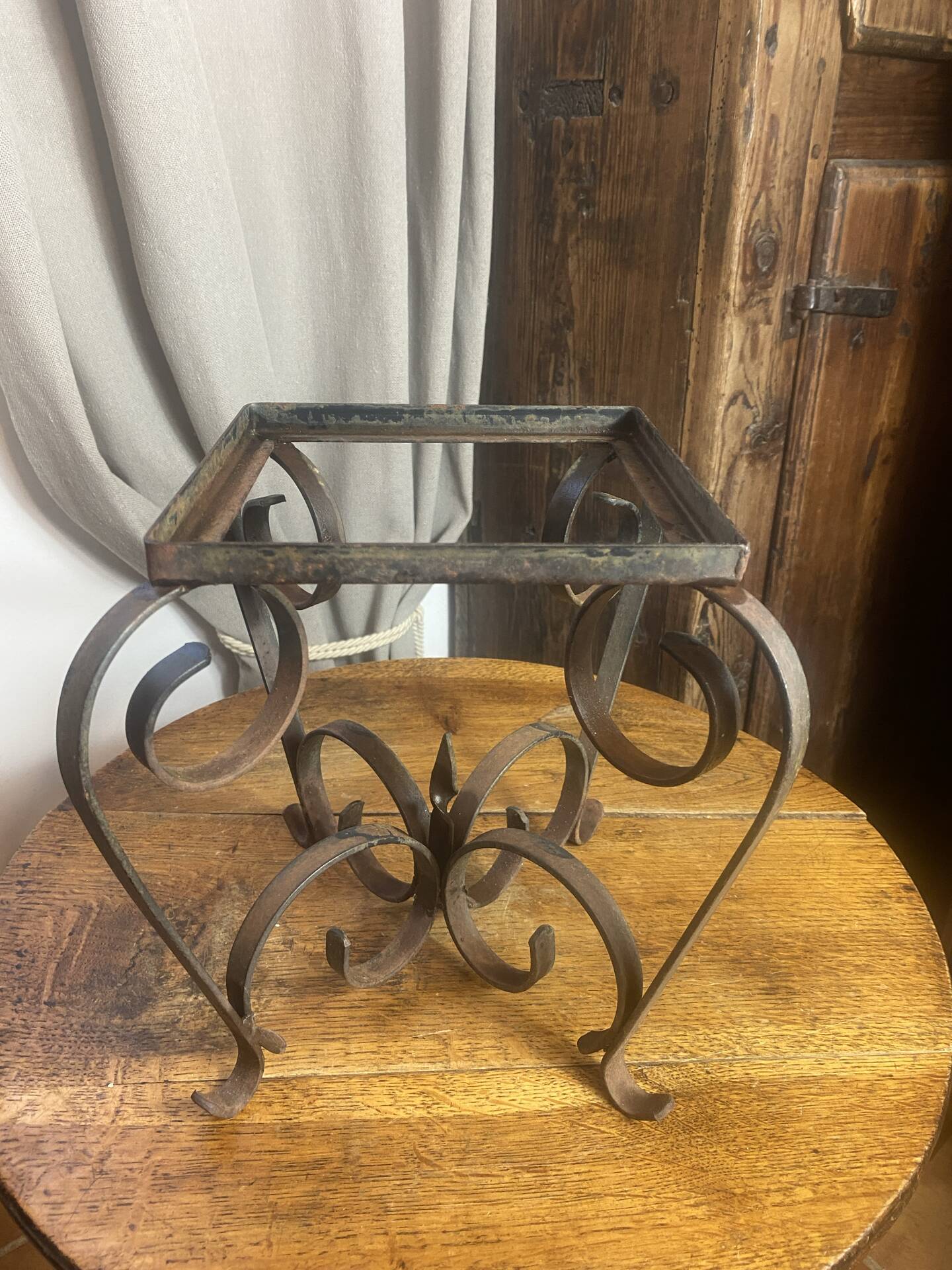 Occasional table in wrought iron and marble
