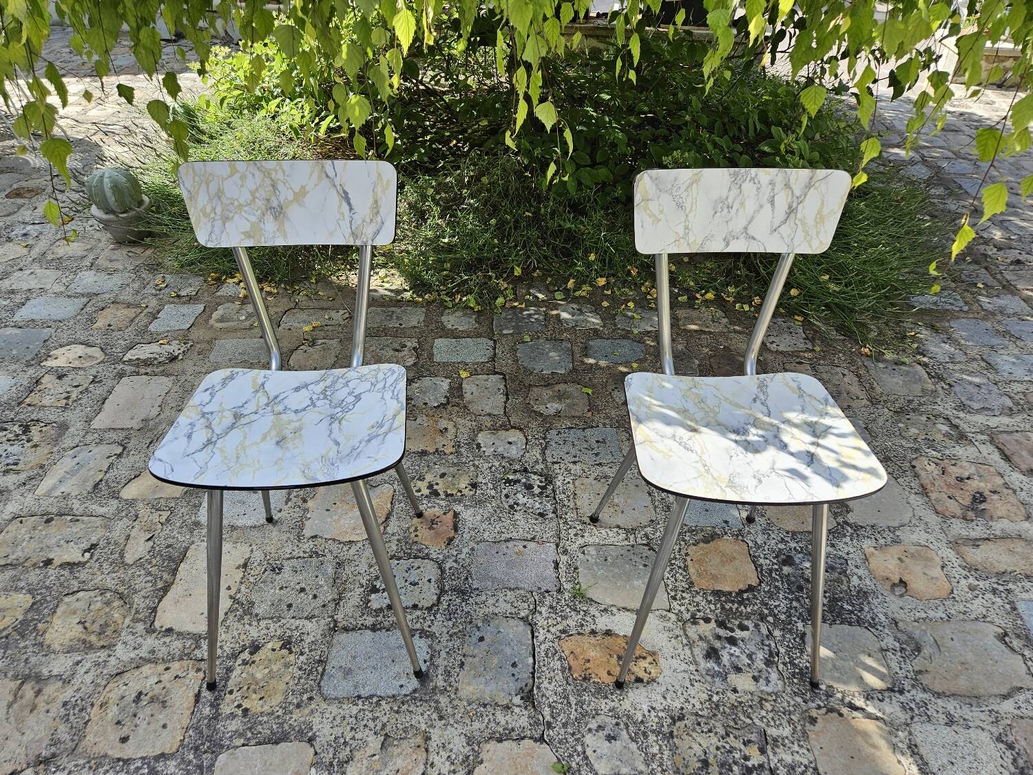 Paire de chaises en formica