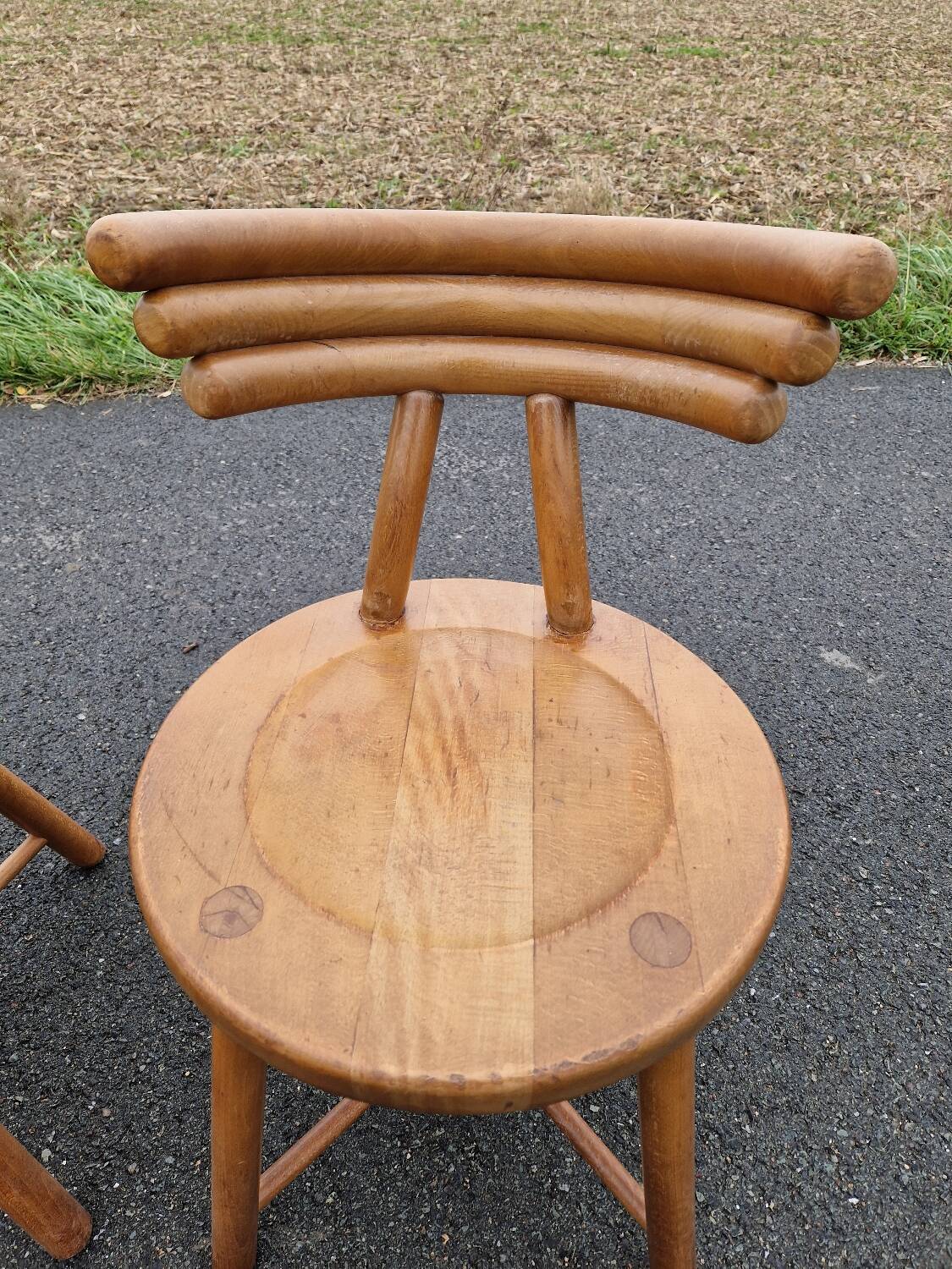 Set of 4 solid organic chairs