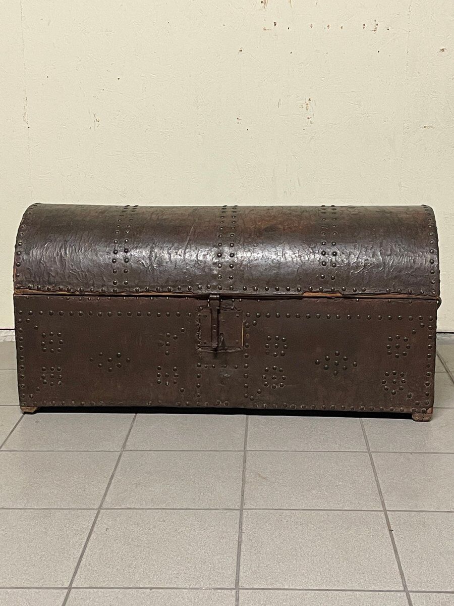 Antico baule da viaggio con borchie, XVIII-XIX secolo