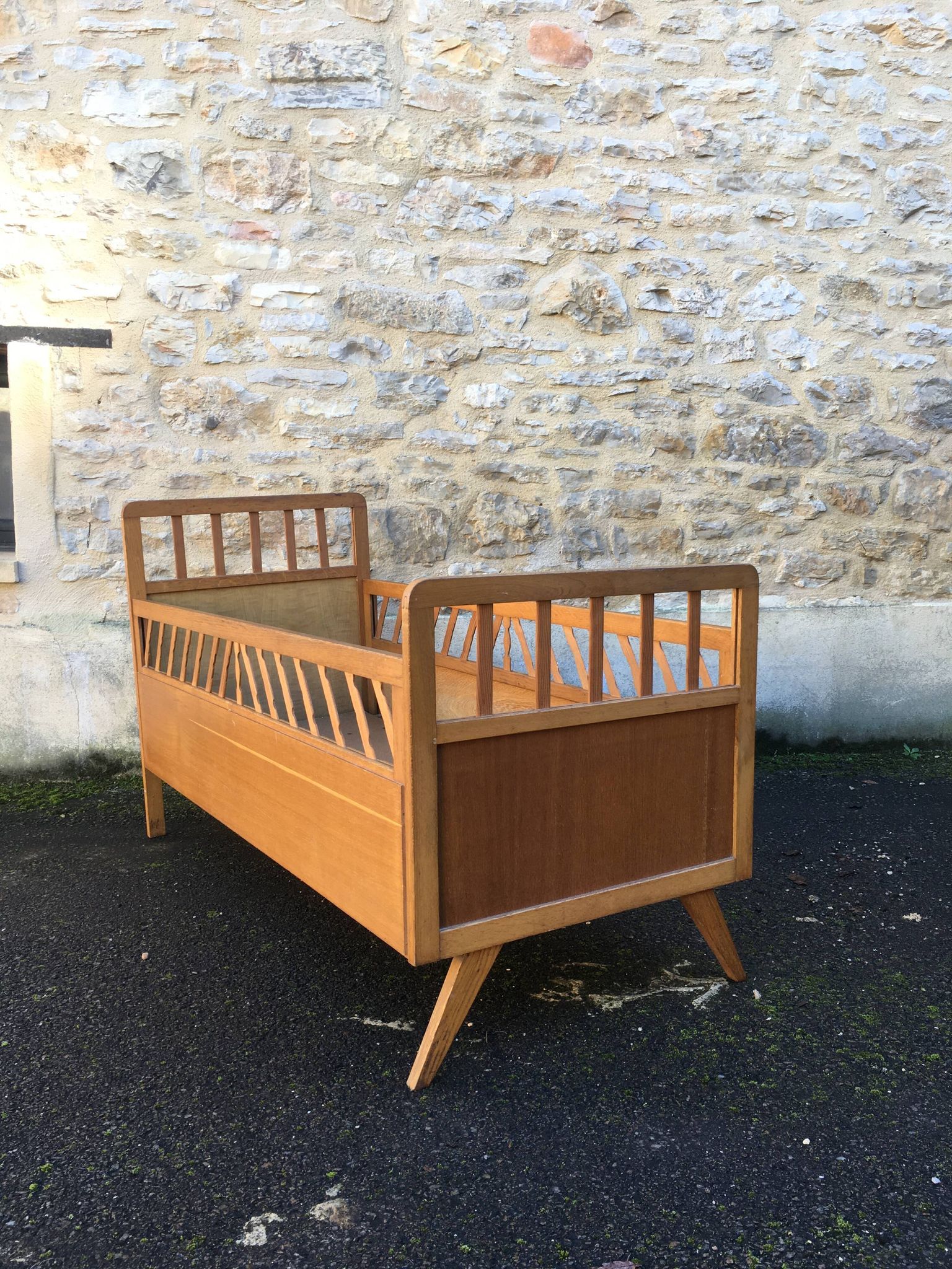 Lit enfant en bois pied compas