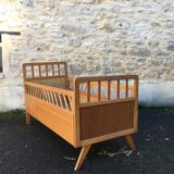 Lit enfant en bois pied compas