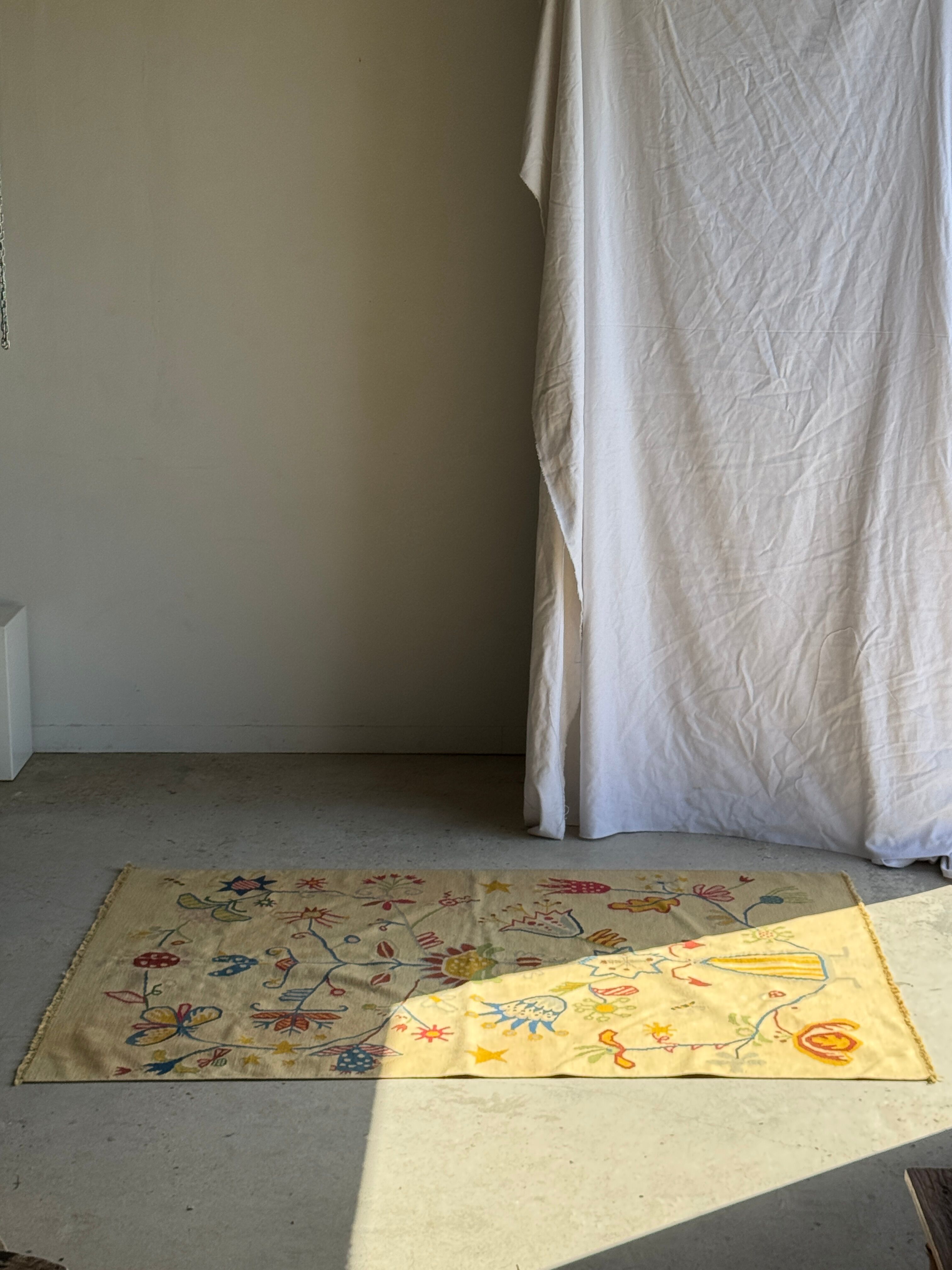 Large beige Indian rug with floral patterns 196x137.