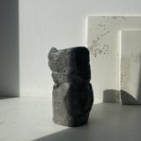 Vase en béton sculpté