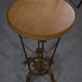 Arrow-mounted pedestal table