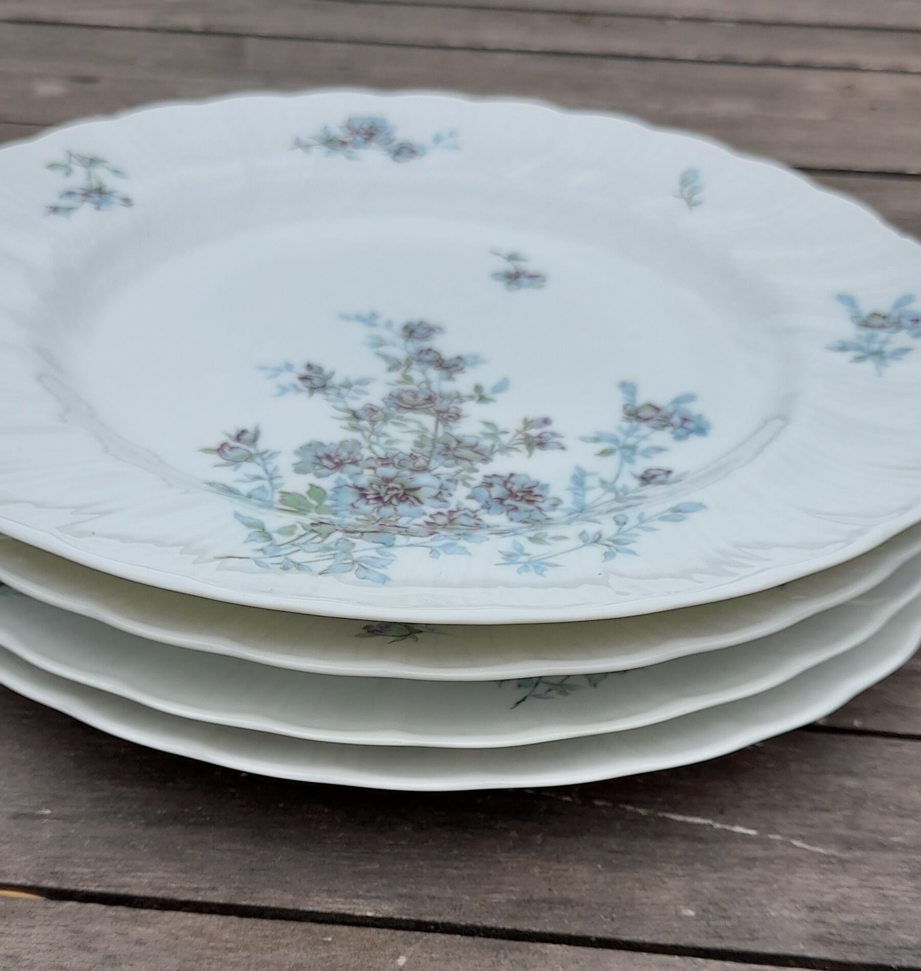 Lot of 4 flat plates, blue flowers model Gabrielle Porcelaine Limoges Bernardaud e
