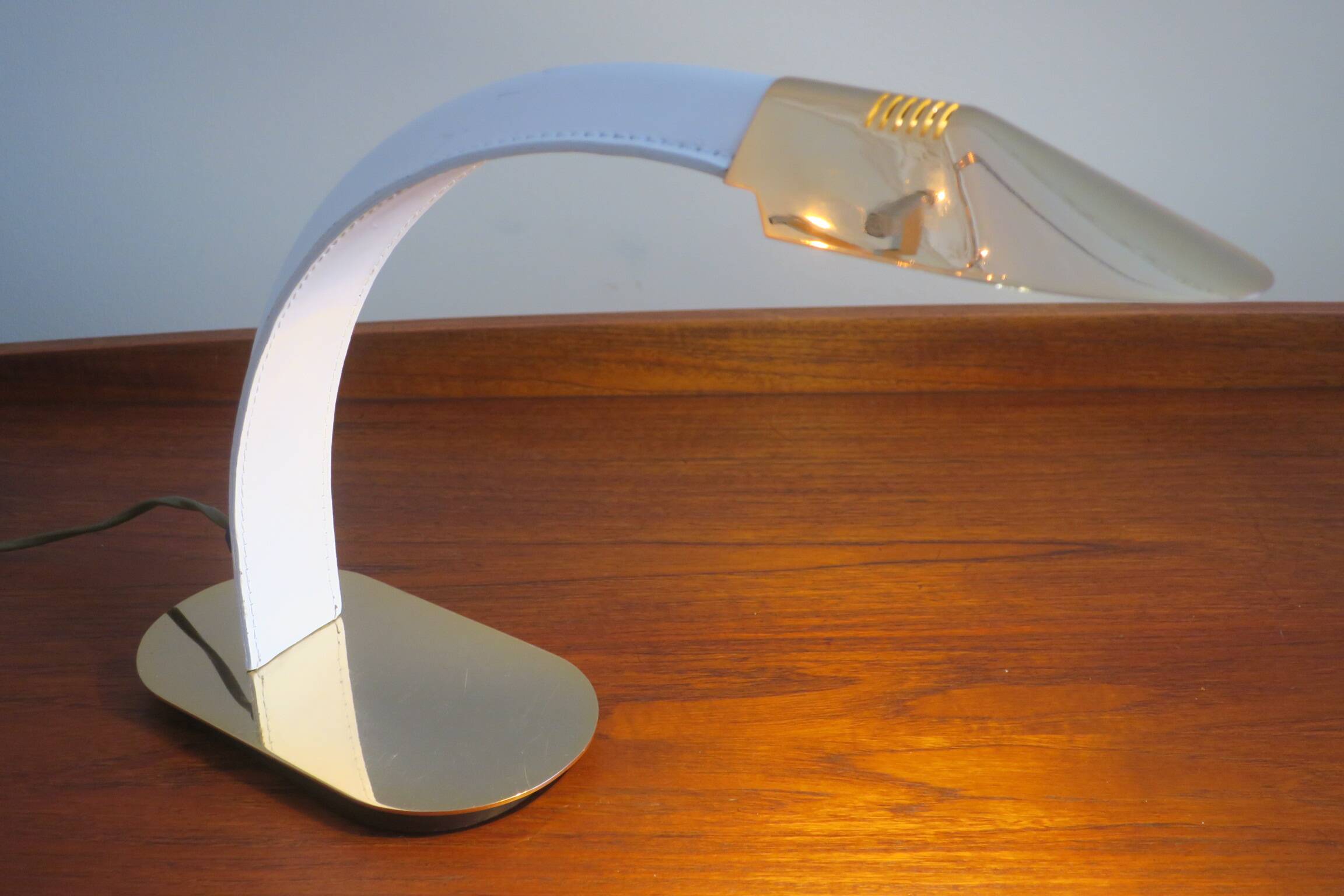 Lampe de bureau vintage en cuir gravé et en laiton plaqué or, Italie années 1970