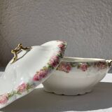 Set of dishes, soup tureen and sauceboat